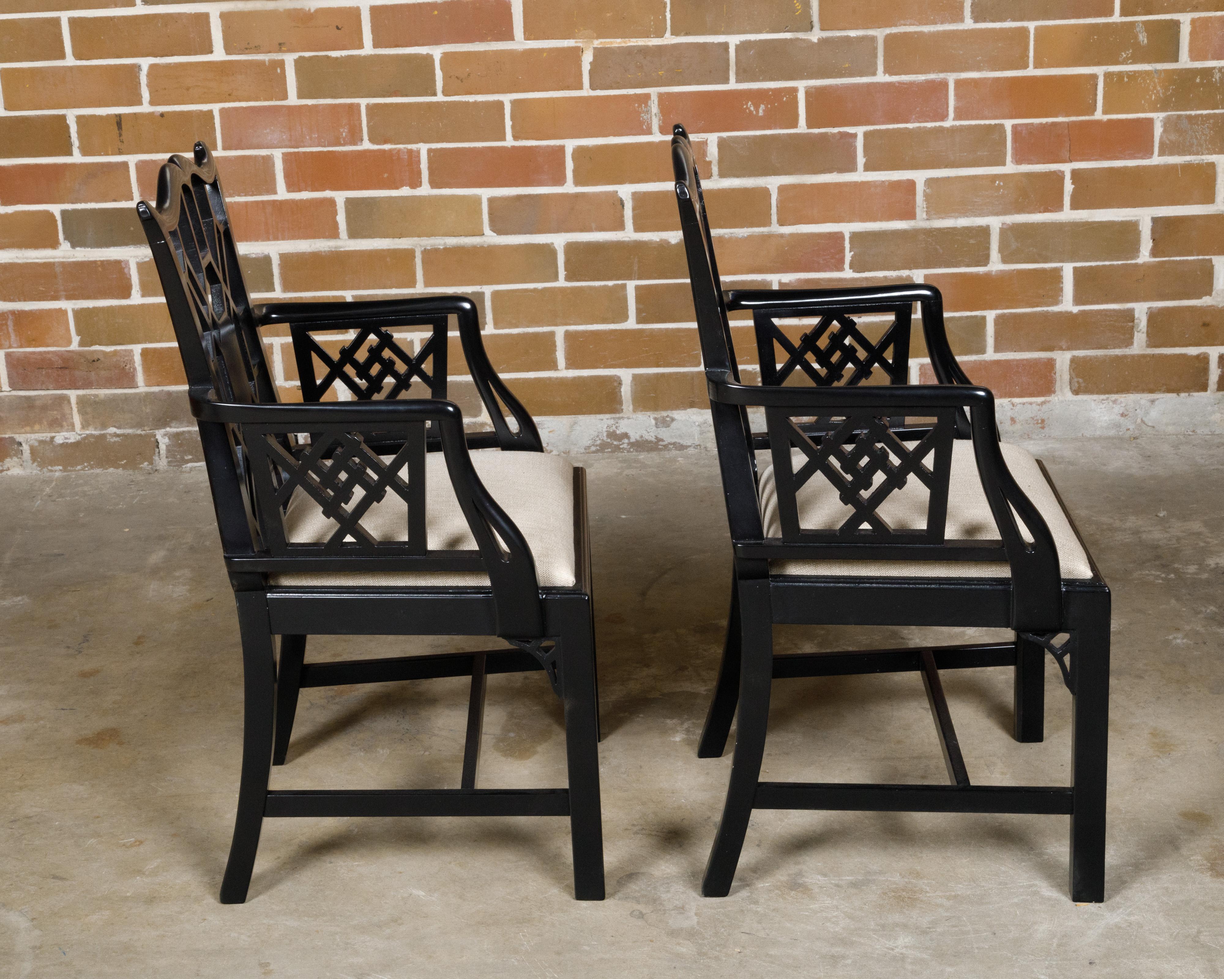 Coppia di poltrone cinesi inglesi in stile Chippendale laccate di nero, circa 1950 in vendita 3