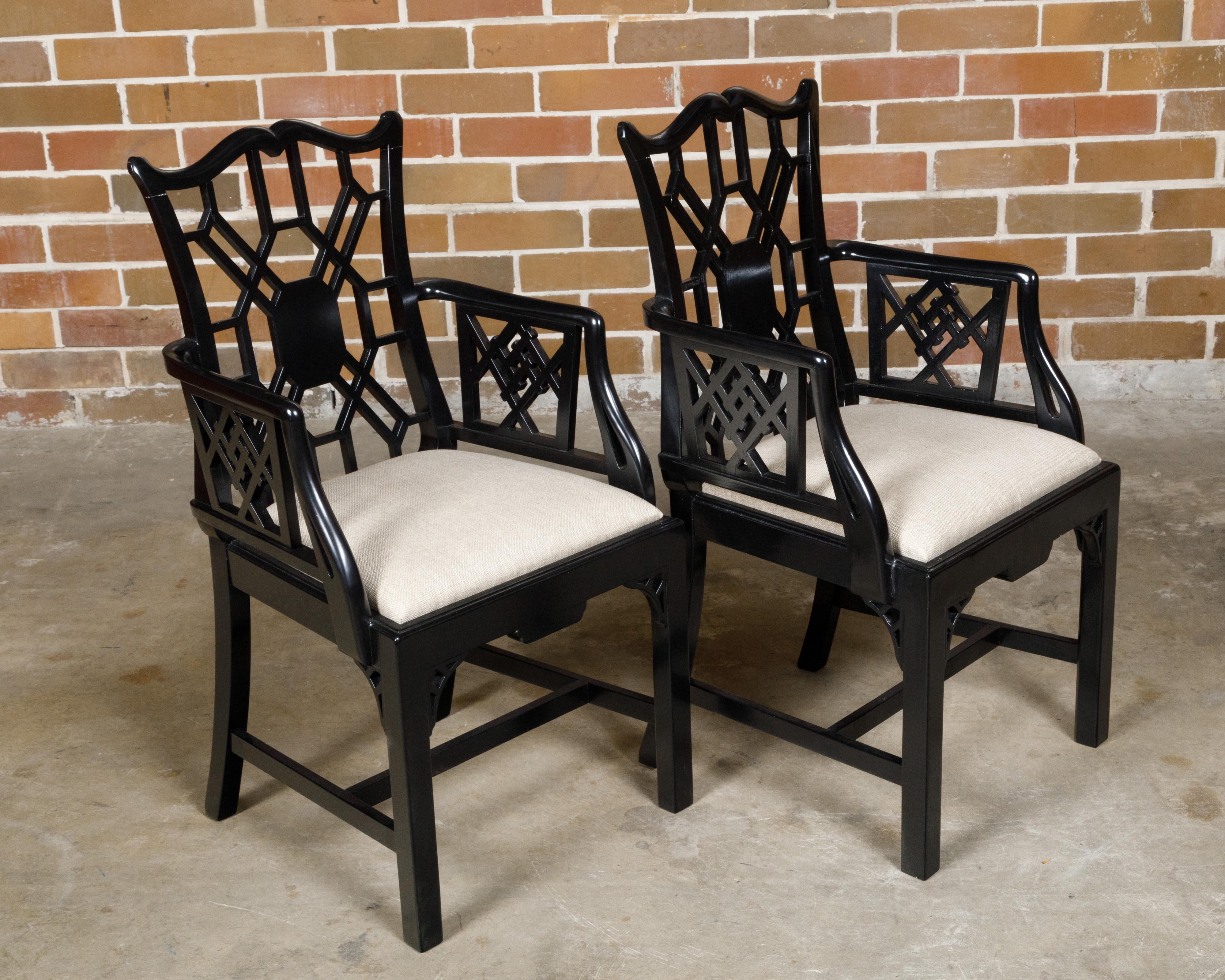 Coppia di poltrone cinesi inglesi in stile Chippendale laccate di nero, circa 1950 in vendita 4