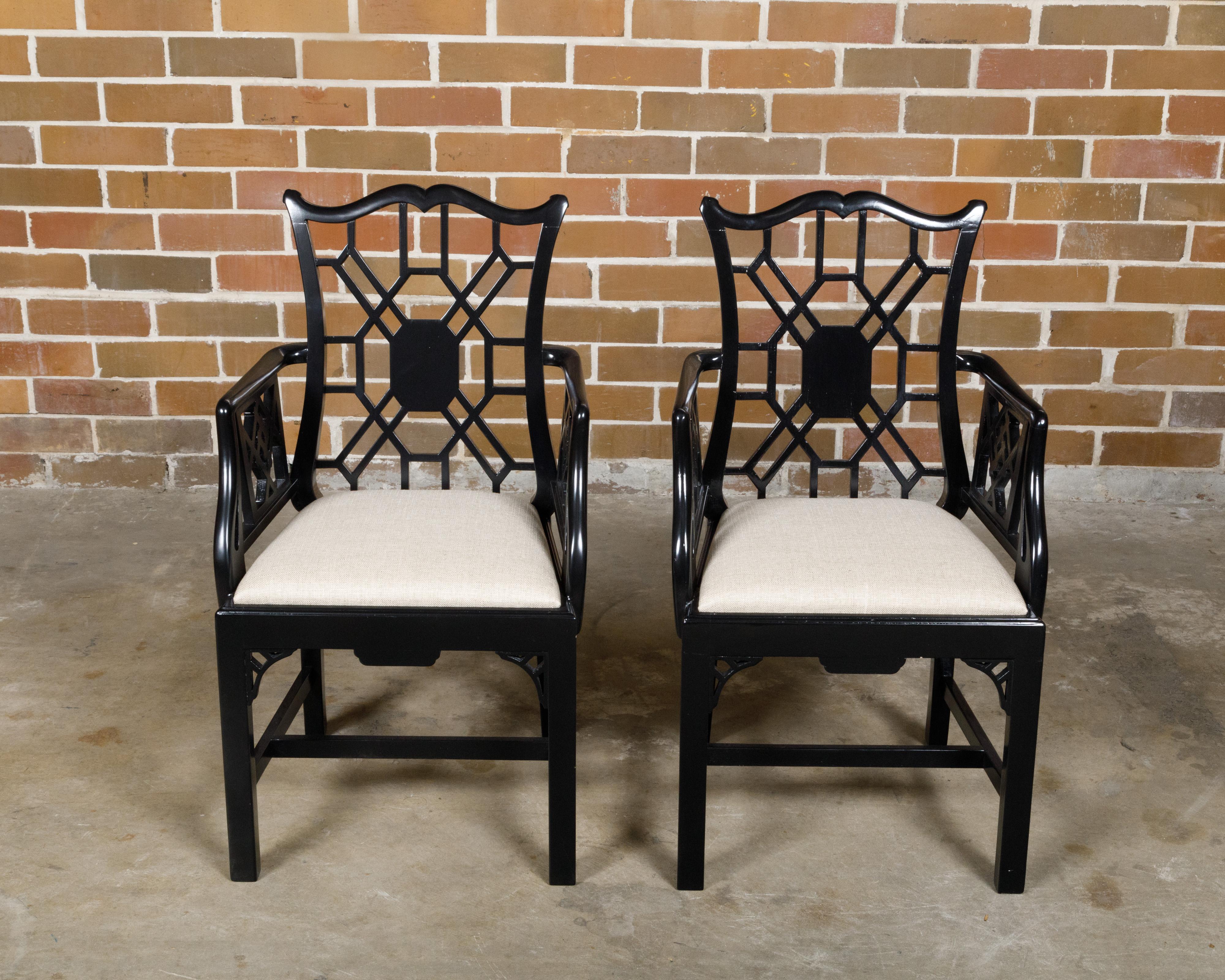 Coppia di poltrone cinesi inglesi in stile Chippendale laccate di nero del 1950 circa con sedili imbottiti. Questa elegante coppia di poltrone cinesi inglesi in stile Chippendale laccate di nero del 1950 circa emana una raffinatezza senza tempo e