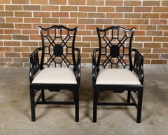 Paire de fauteuils anglais de style Chippendale laqués noir, vers 1950