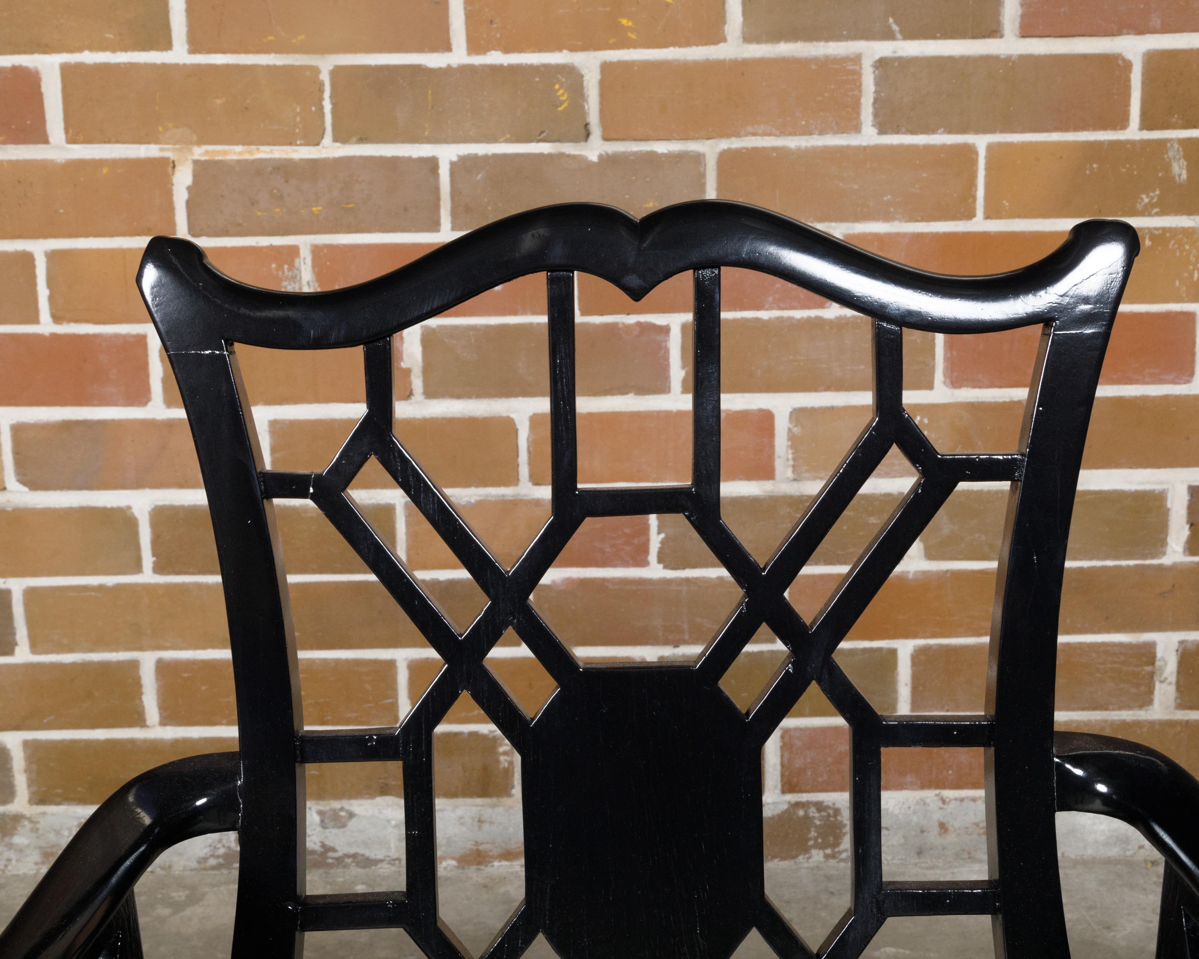 Chippendale cinese Coppia di poltrone cinesi inglesi in stile Chippendale laccate di nero, circa 1950 in vendita