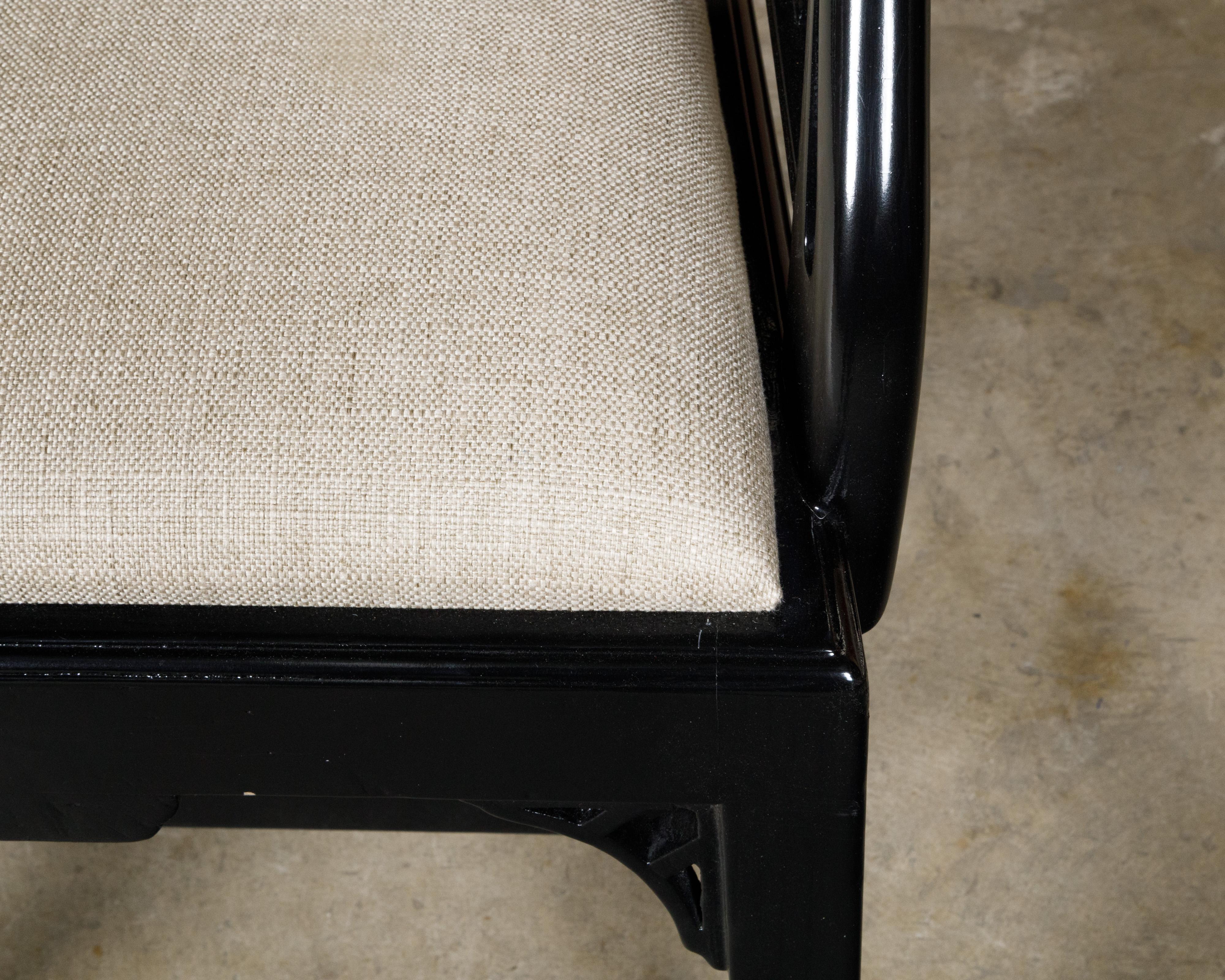 Intagliato Coppia di poltrone cinesi inglesi in stile Chippendale laccate di nero, circa 1950 in vendita