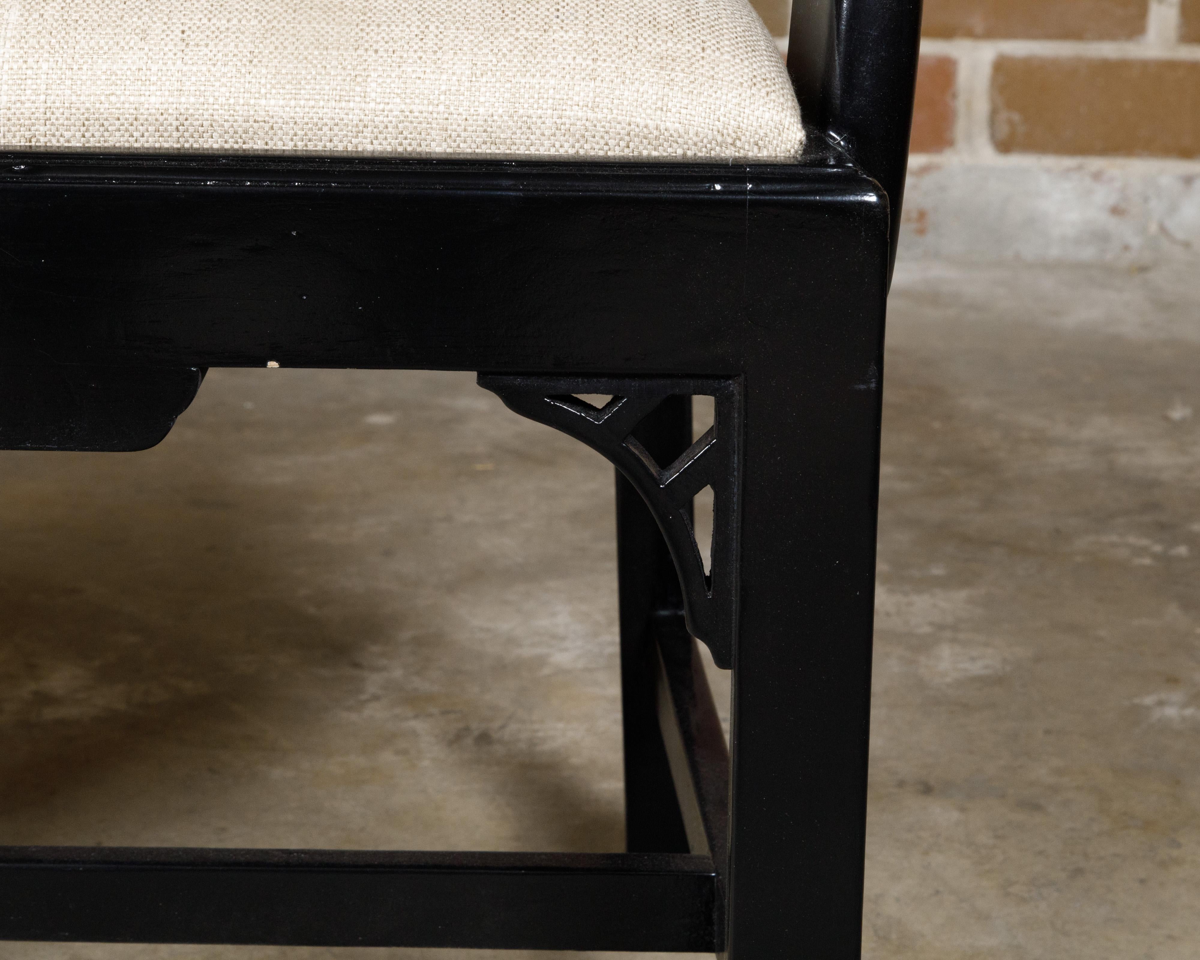 Coppia di poltrone cinesi inglesi in stile Chippendale laccate di nero, circa 1950 In condizioni buone in vendita a Atlanta, GA