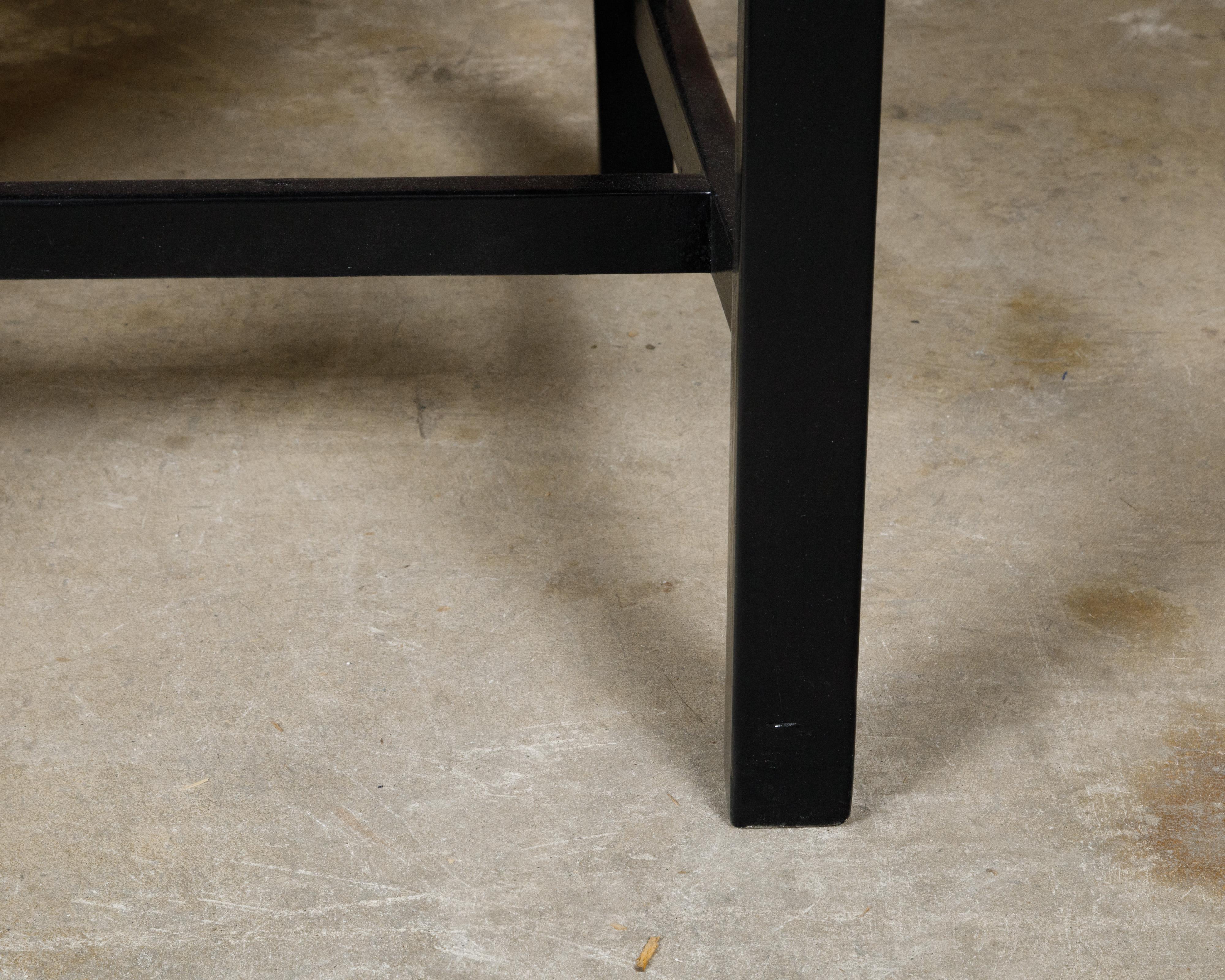 XX secolo Coppia di poltrone cinesi inglesi in stile Chippendale laccate di nero, circa 1950 in vendita