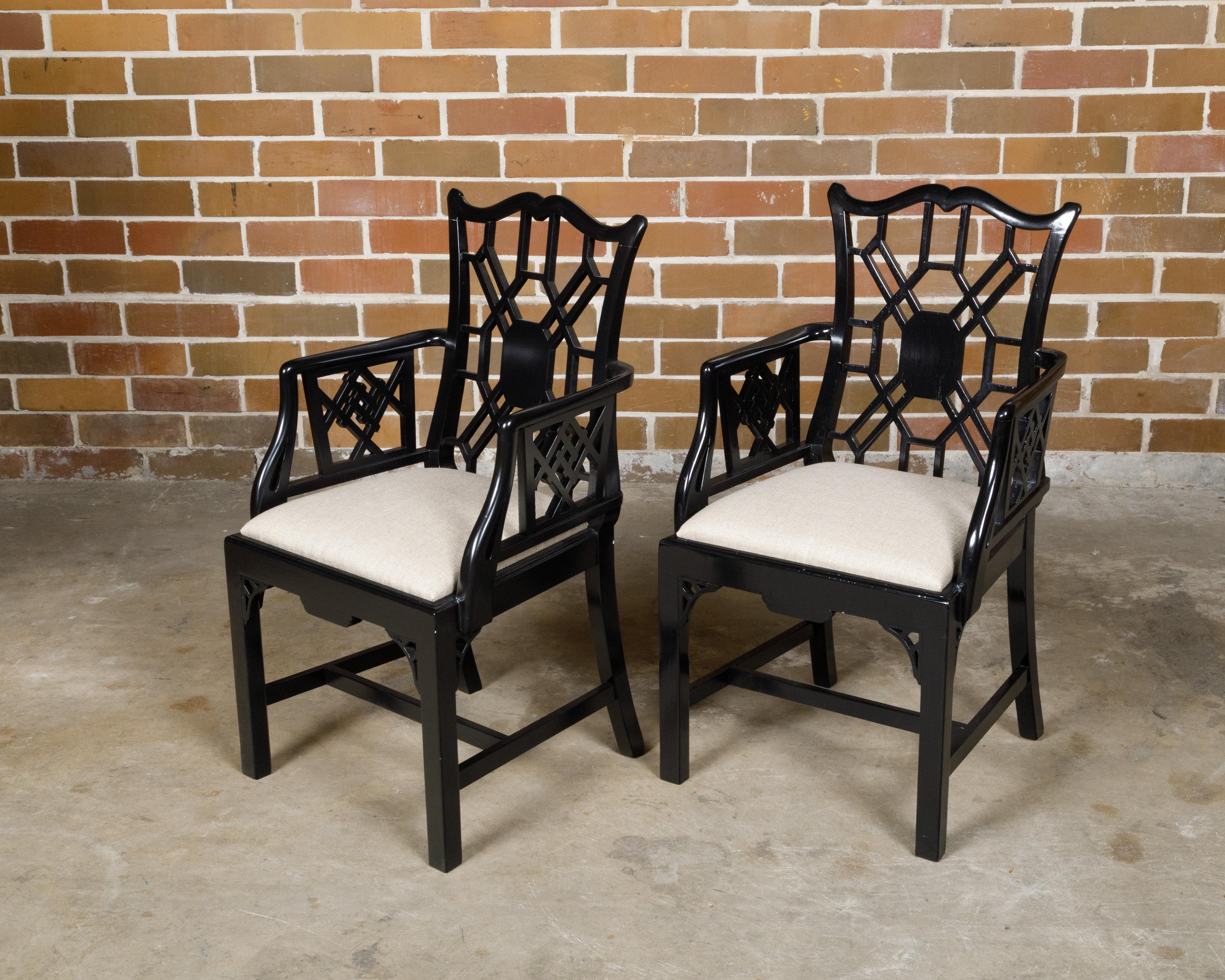 Tappezzeria Coppia di poltrone cinesi inglesi in stile Chippendale laccate di nero, circa 1950 in vendita