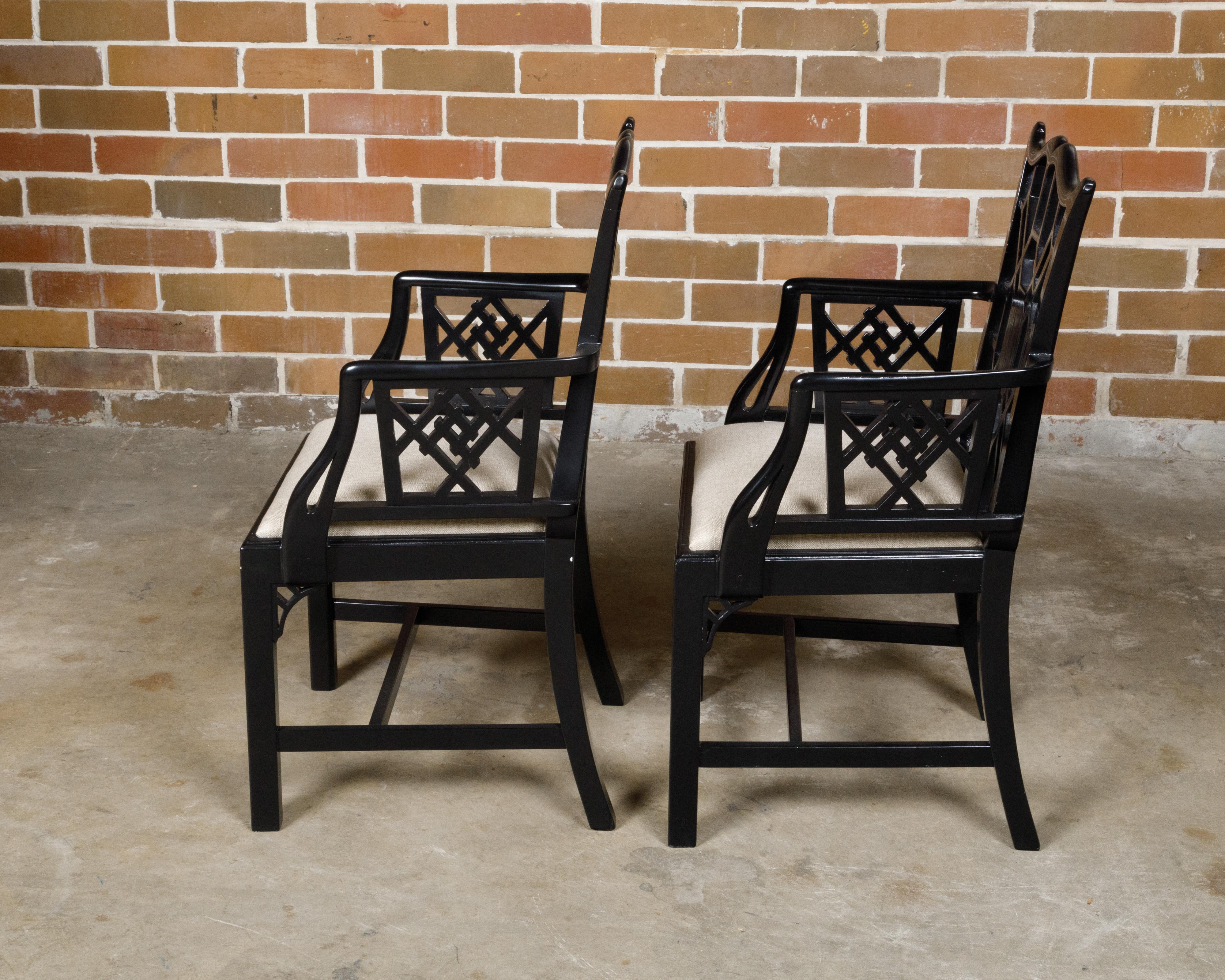 Coppia di poltrone cinesi inglesi in stile Chippendale laccate di nero, circa 1950 in vendita 1