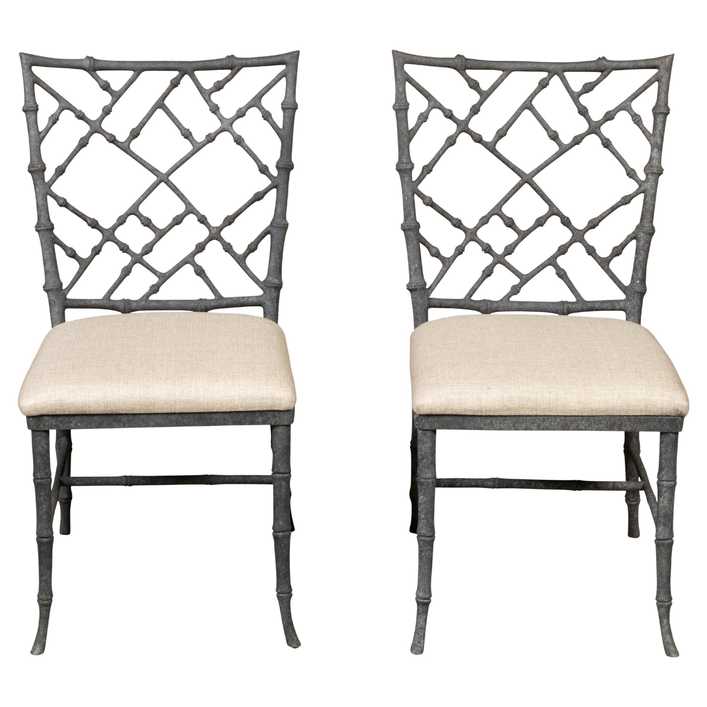 Paire de chaises d'appoint anglaises de style Chippendale chinois du milieu du siècle dernier avec tapisserie