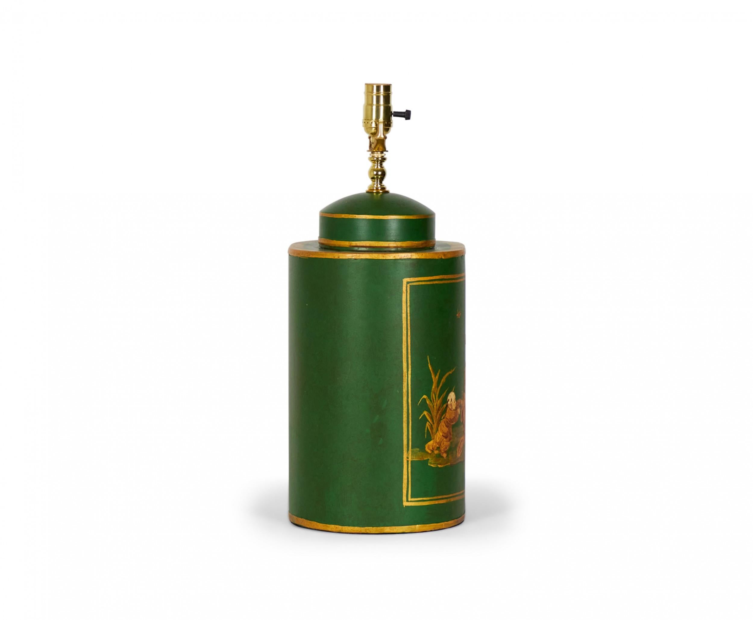 Britannique Paire de lampes de table en tôle peintes à la main représentant une scène de genre chinoiseries anglaises en vente