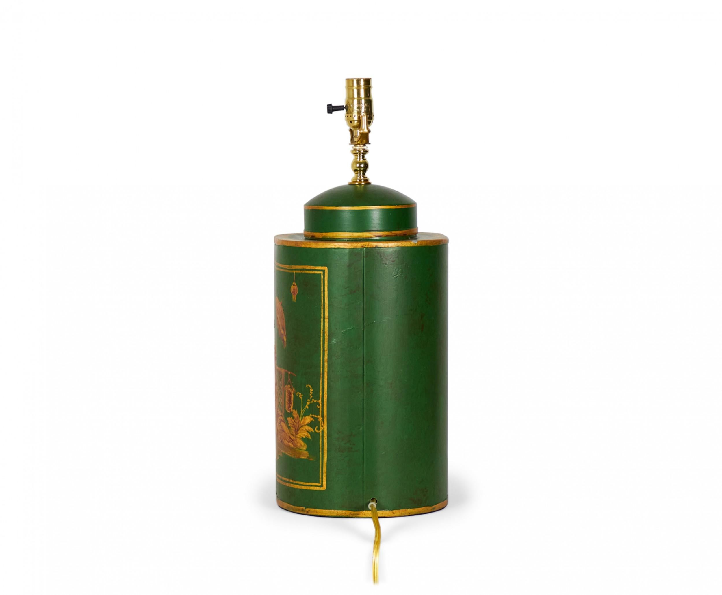 Paire de lampes de table en tôle peintes à la main représentant une scène de genre chinoiseries anglaises Bon état - En vente à Queens, NY
