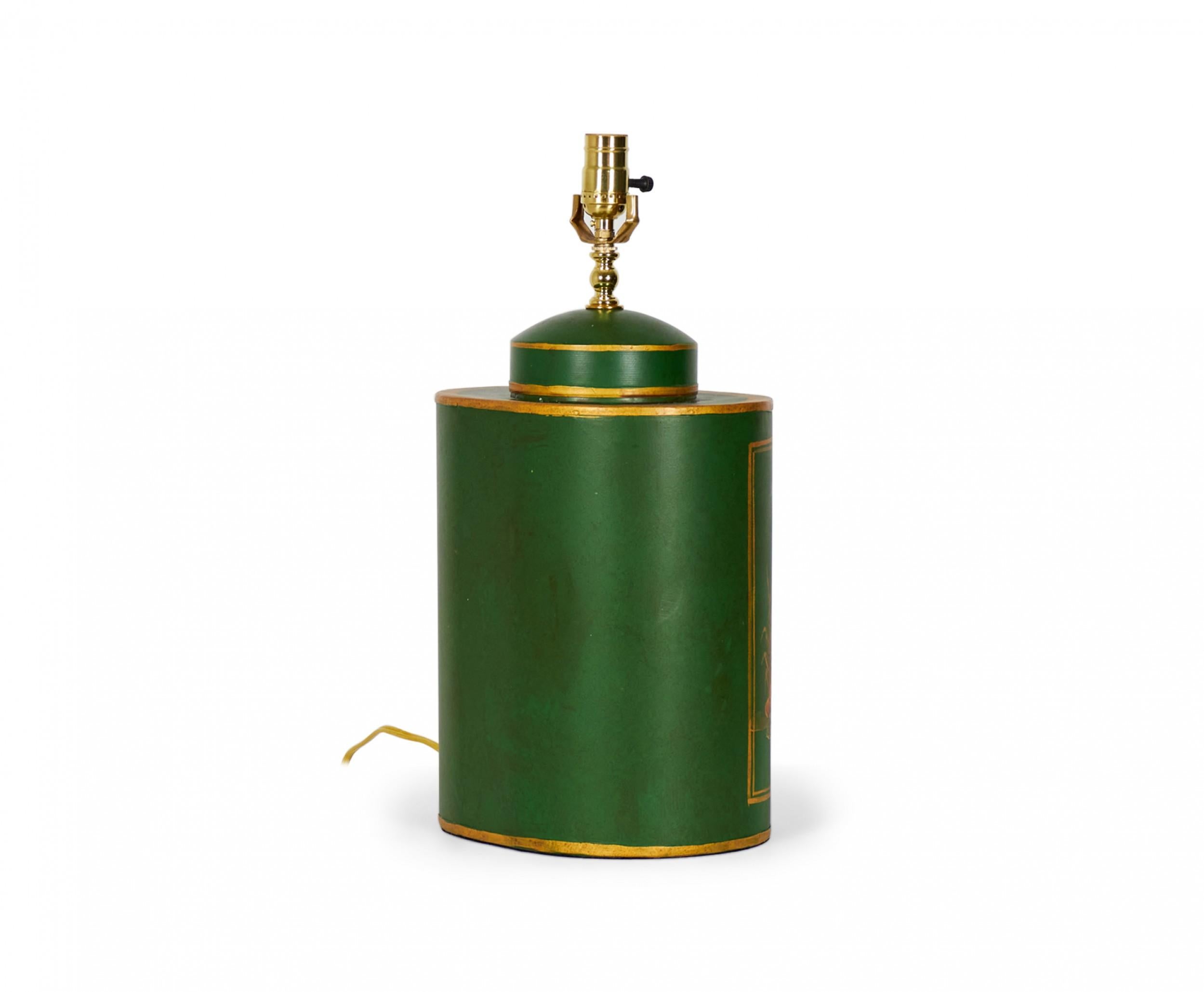 20ième siècle Paire de lampes de table en tôle peintes à la main représentant une scène de genre chinoiseries anglaises en vente