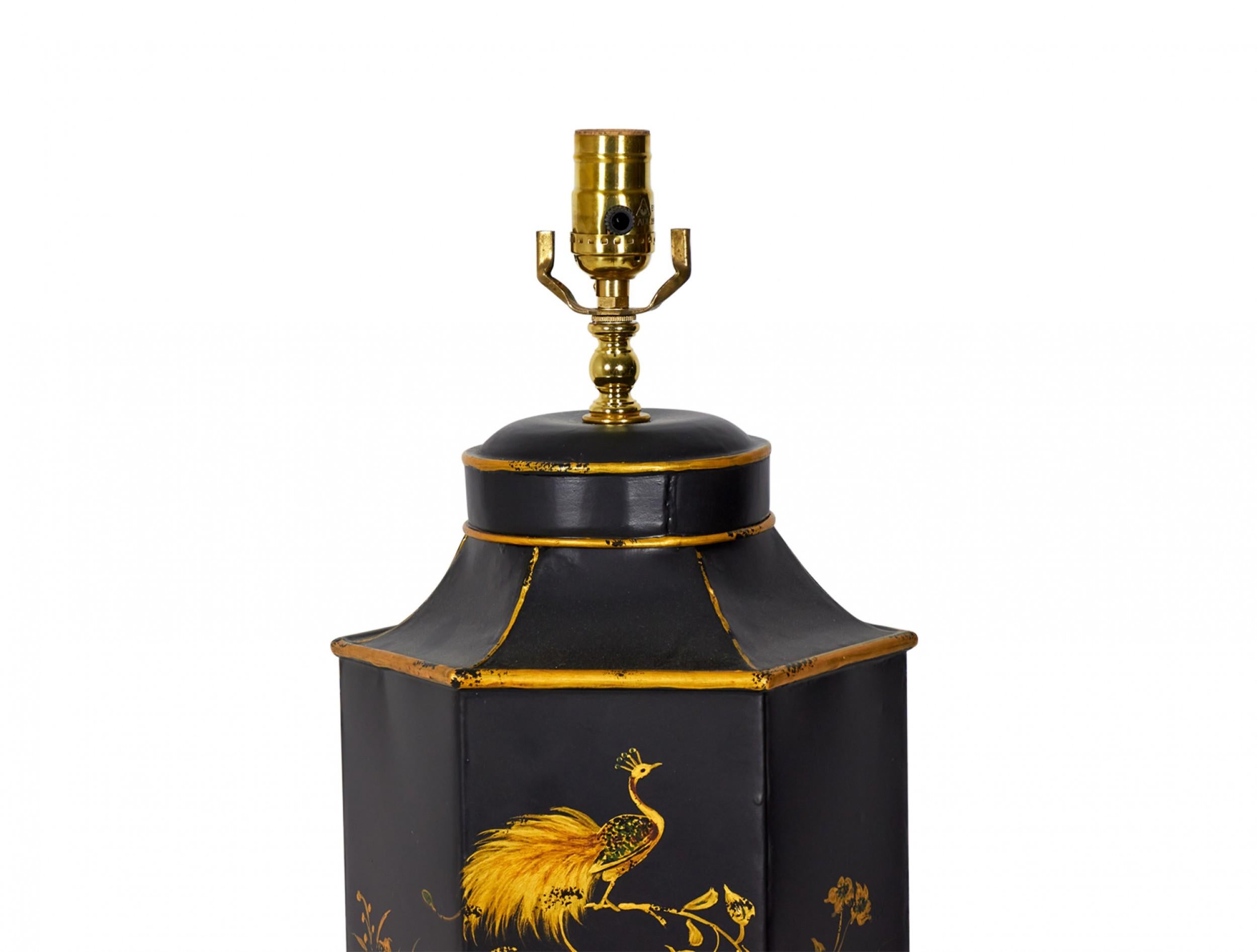 Paire de lampes de table hexagonales en tôle peintes à la main de style Chinoiserie anglaise en vente 3