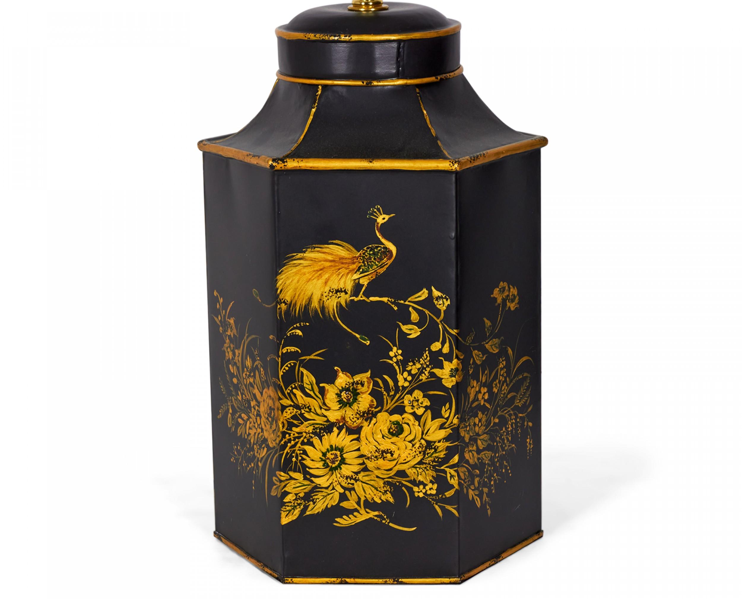 Britannique Paire de lampes de table hexagonales en tôle peintes à la main de style Chinoiserie anglaise en vente