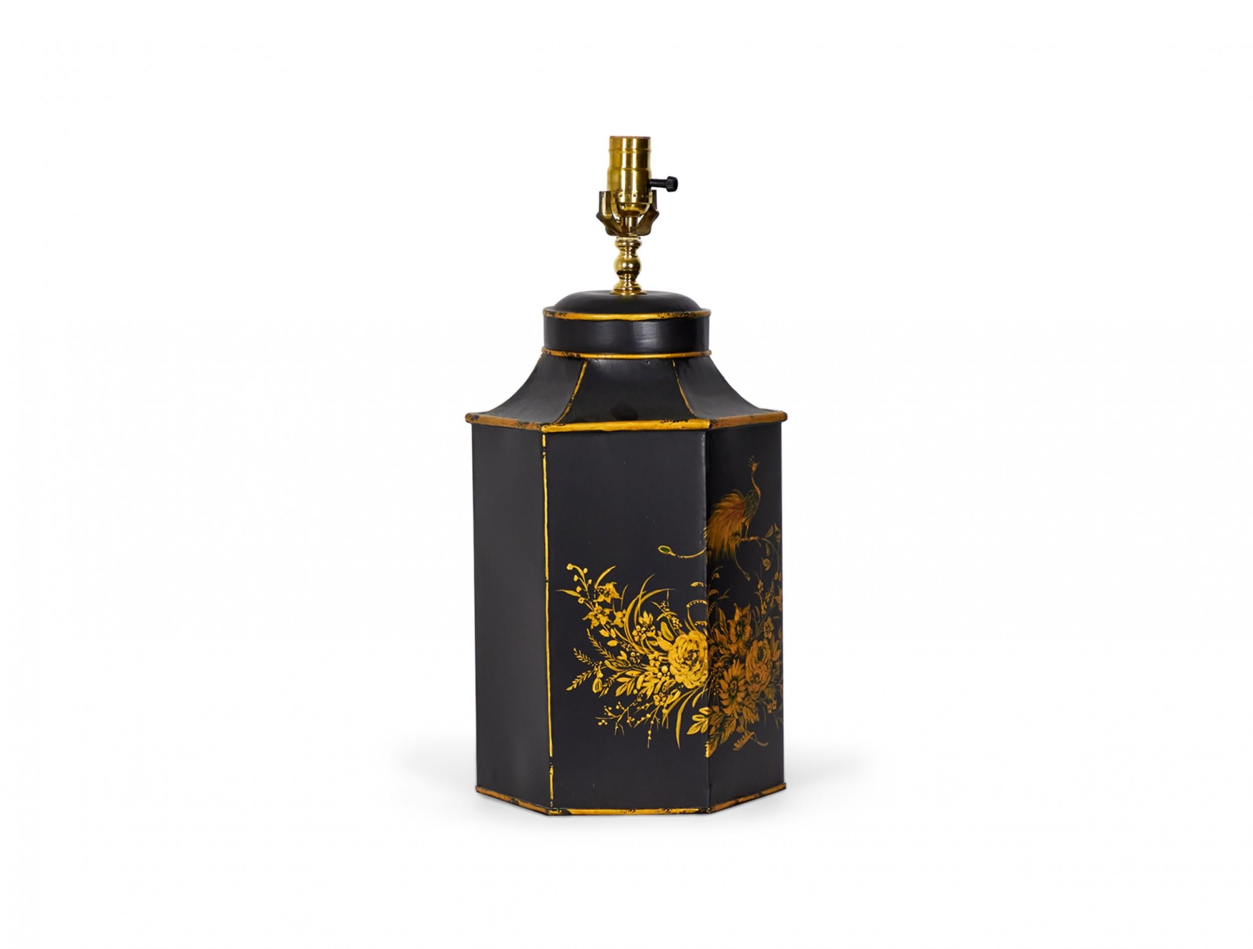 Peint à la main Paire de lampes de table hexagonales en tôle peintes à la main de style Chinoiserie anglaise en vente