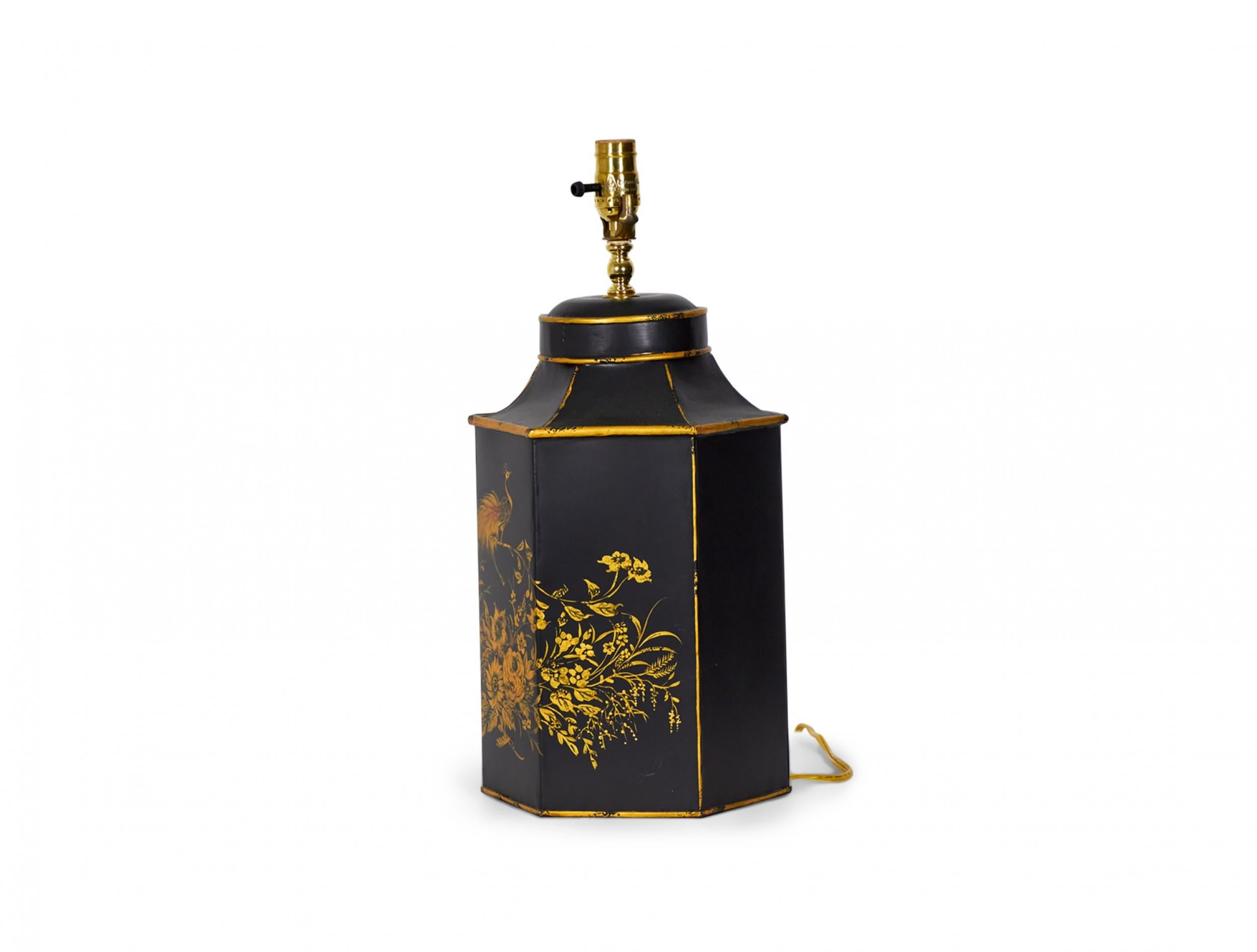 20ième siècle Paire de lampes de table hexagonales en tôle peintes à la main de style Chinoiserie anglaise en vente