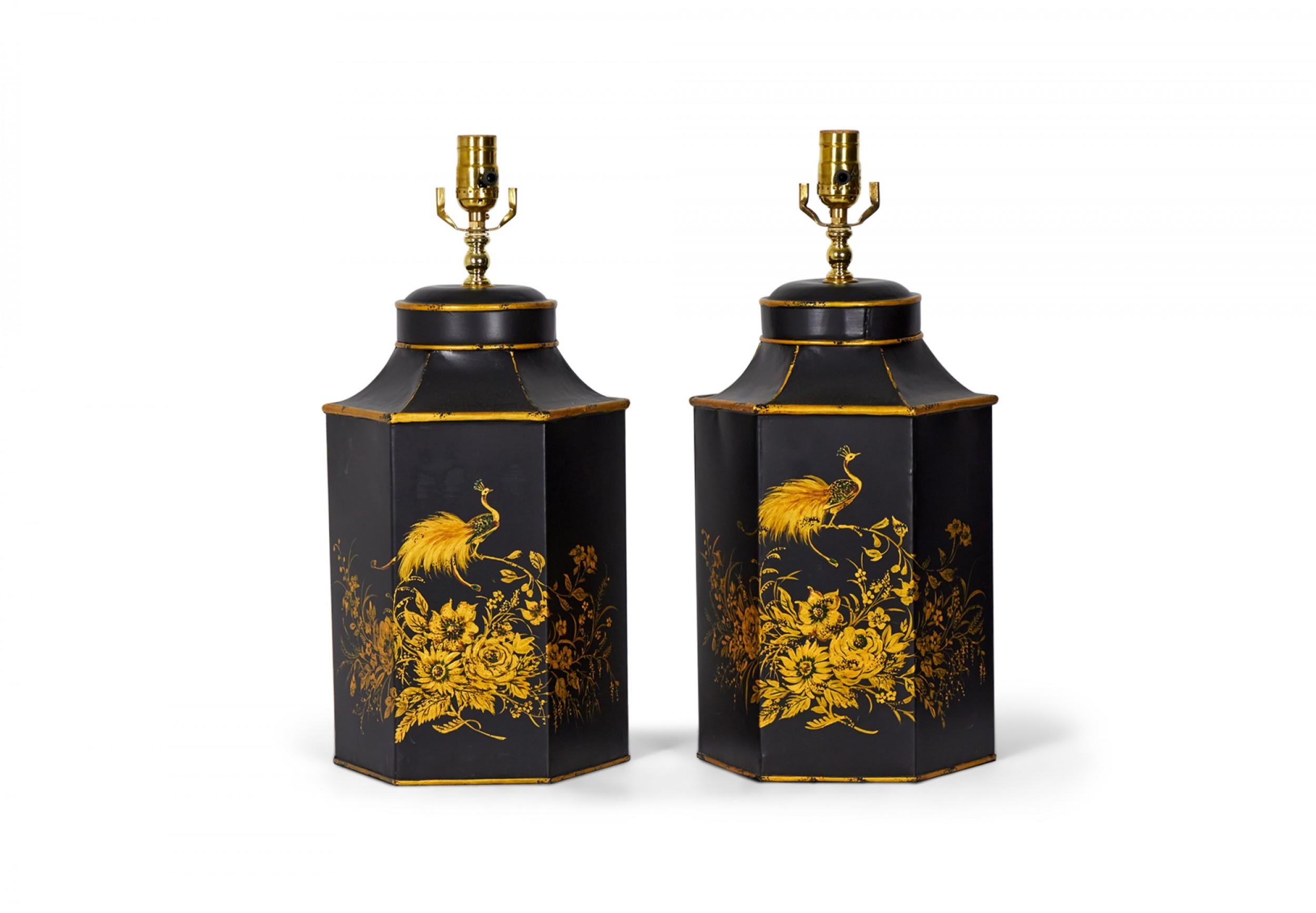 Laiton Paire de lampes de table hexagonales en tôle peintes à la main de style Chinoiserie anglaise en vente