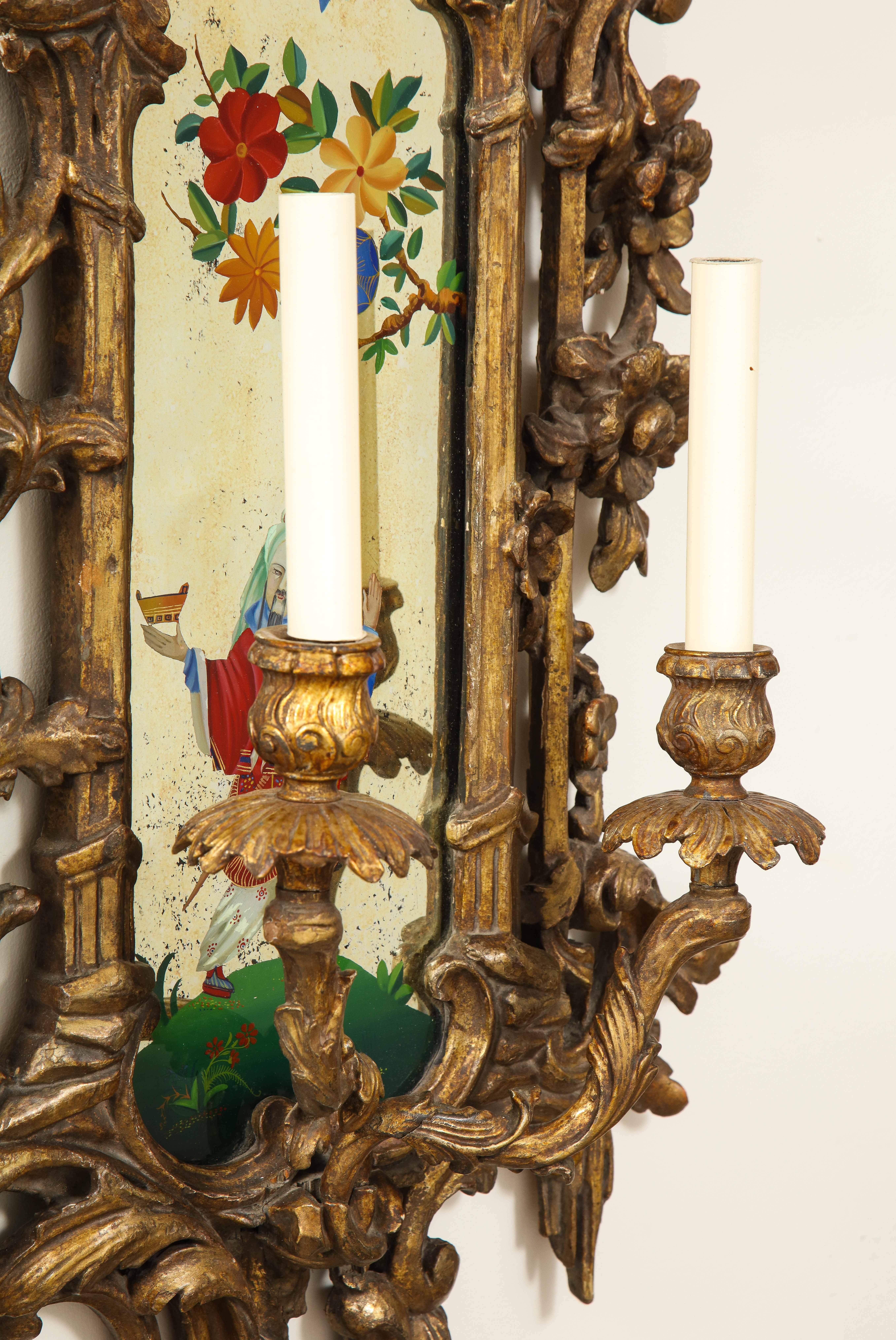19th Century Pair of English Chinoiserie Painted Reverse on Glass Giltwood Mirrored Sconces For Sale