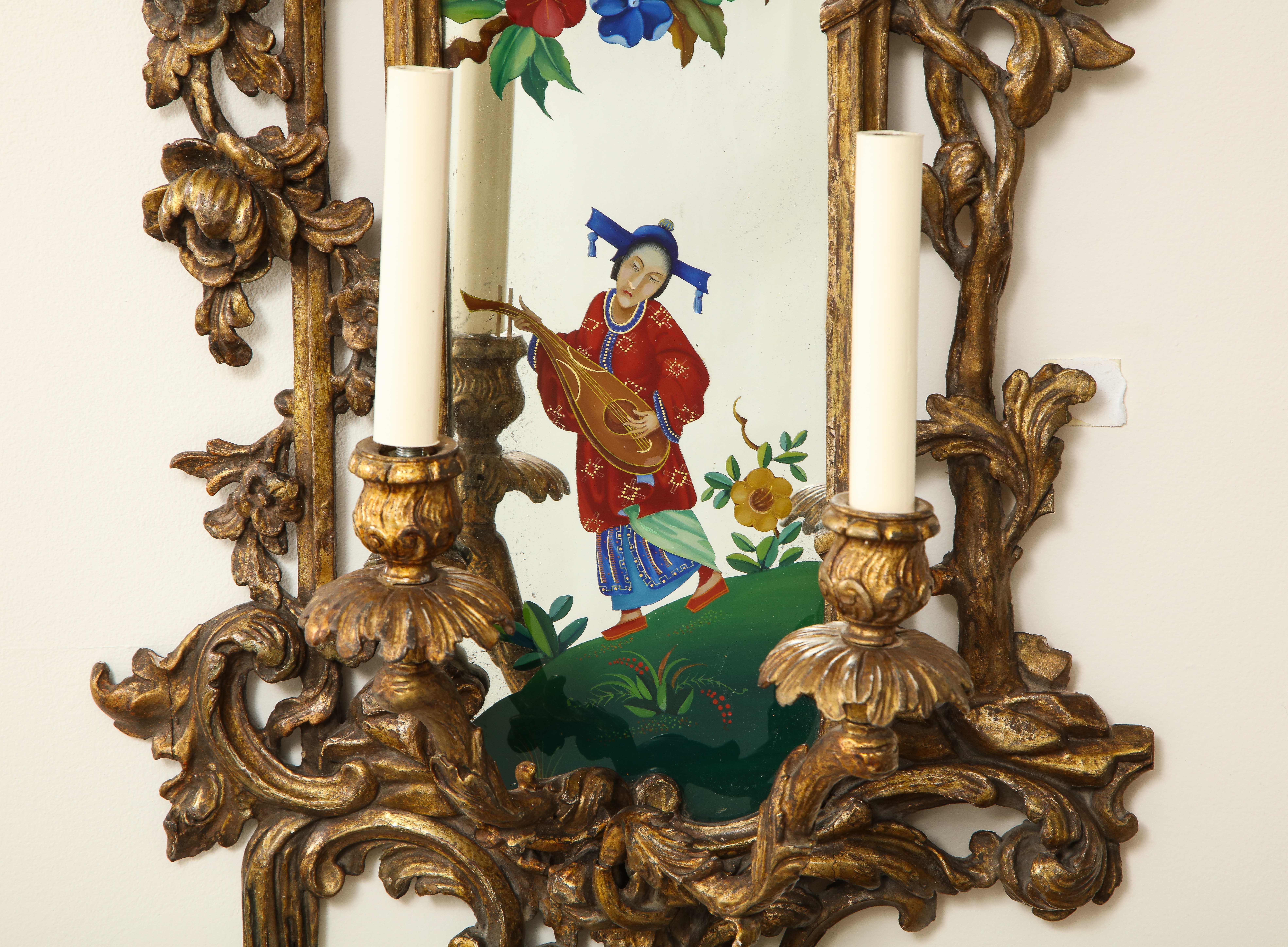 Pair of English Chinoiserie Painted Reverse on Glass Giltwood Mirrored Sconces For Sale 1