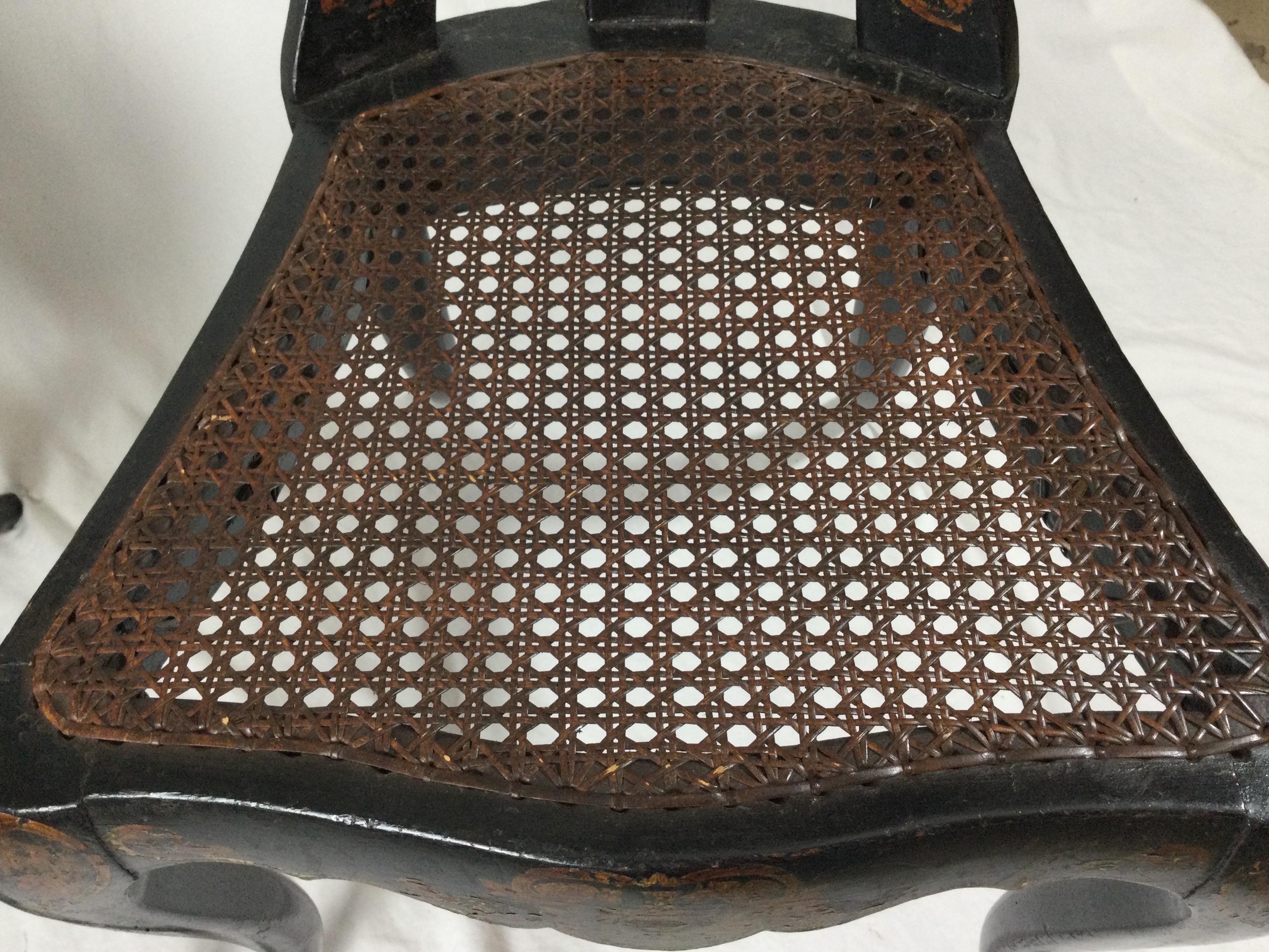 Fin du XIXe siècle Paire de chaises d'appoint de style chinoiserie anglaise avec sièges cannés, vers les années 1870 en vente