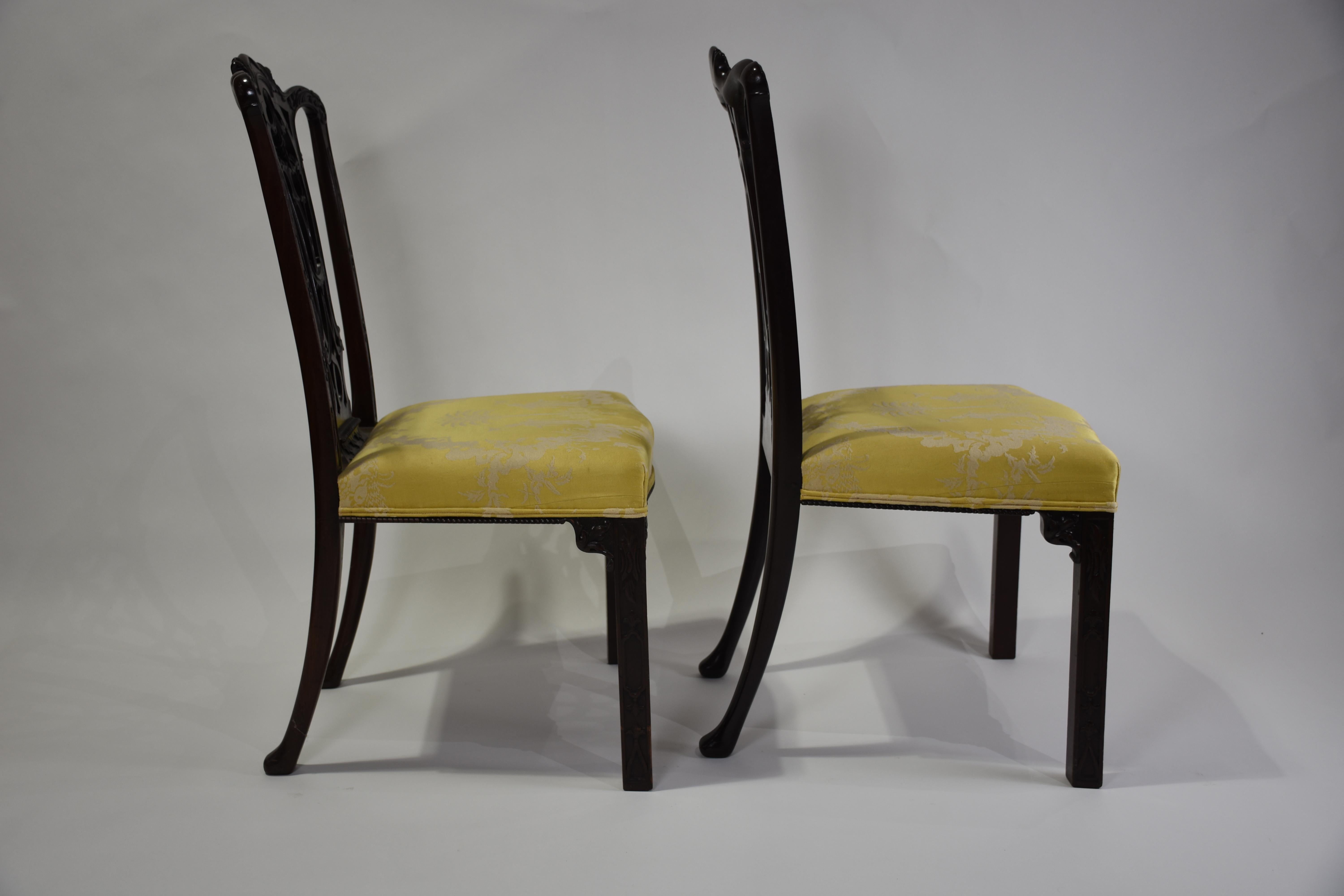 Sculpté à la main Paire de chaises d'appoint anglaises en acajou Chippendale, vers 1885 en vente