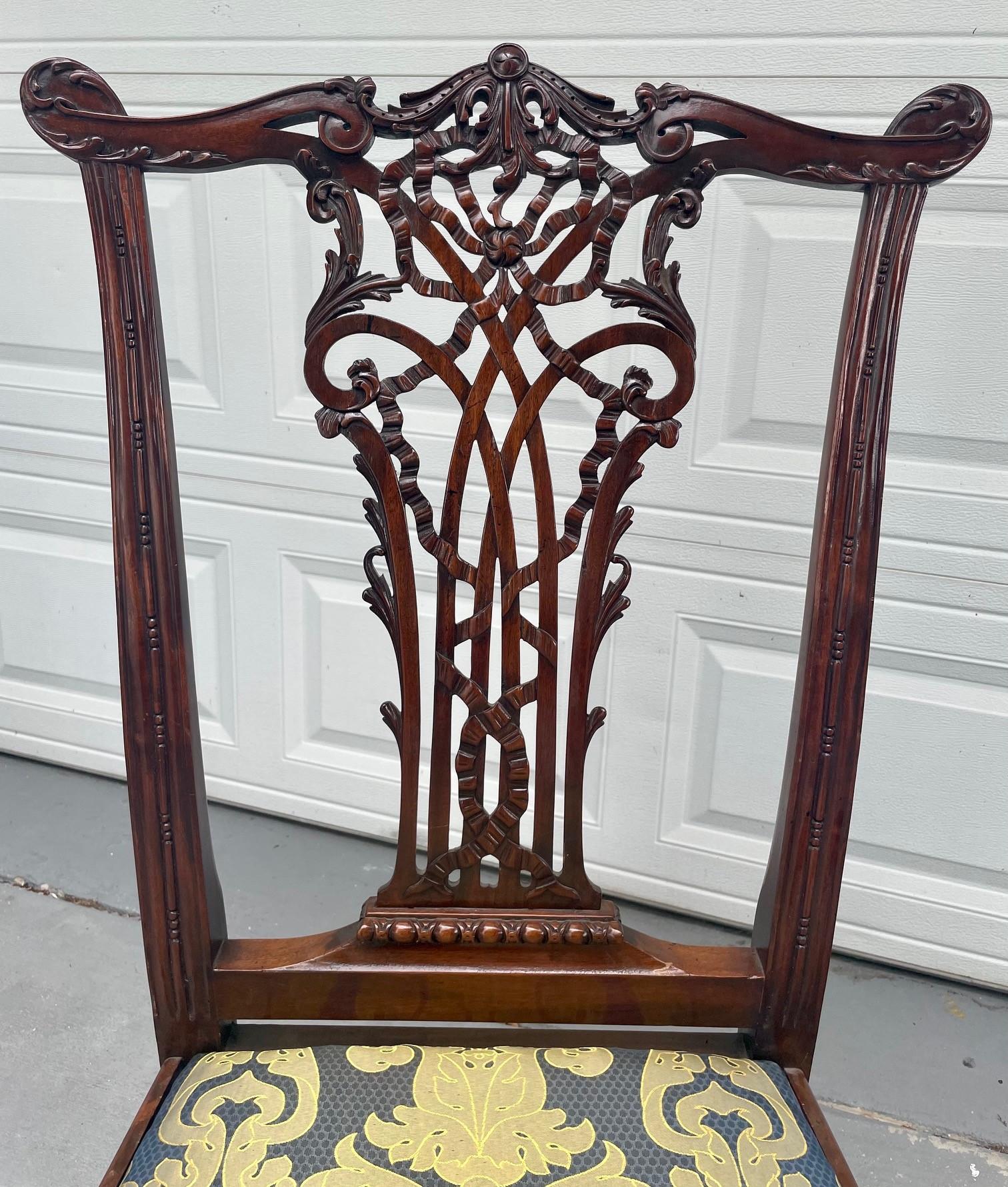 Anglais Paire de chaises d'appoint en acajou de style Chippendale anglais, vers 1890. en vente