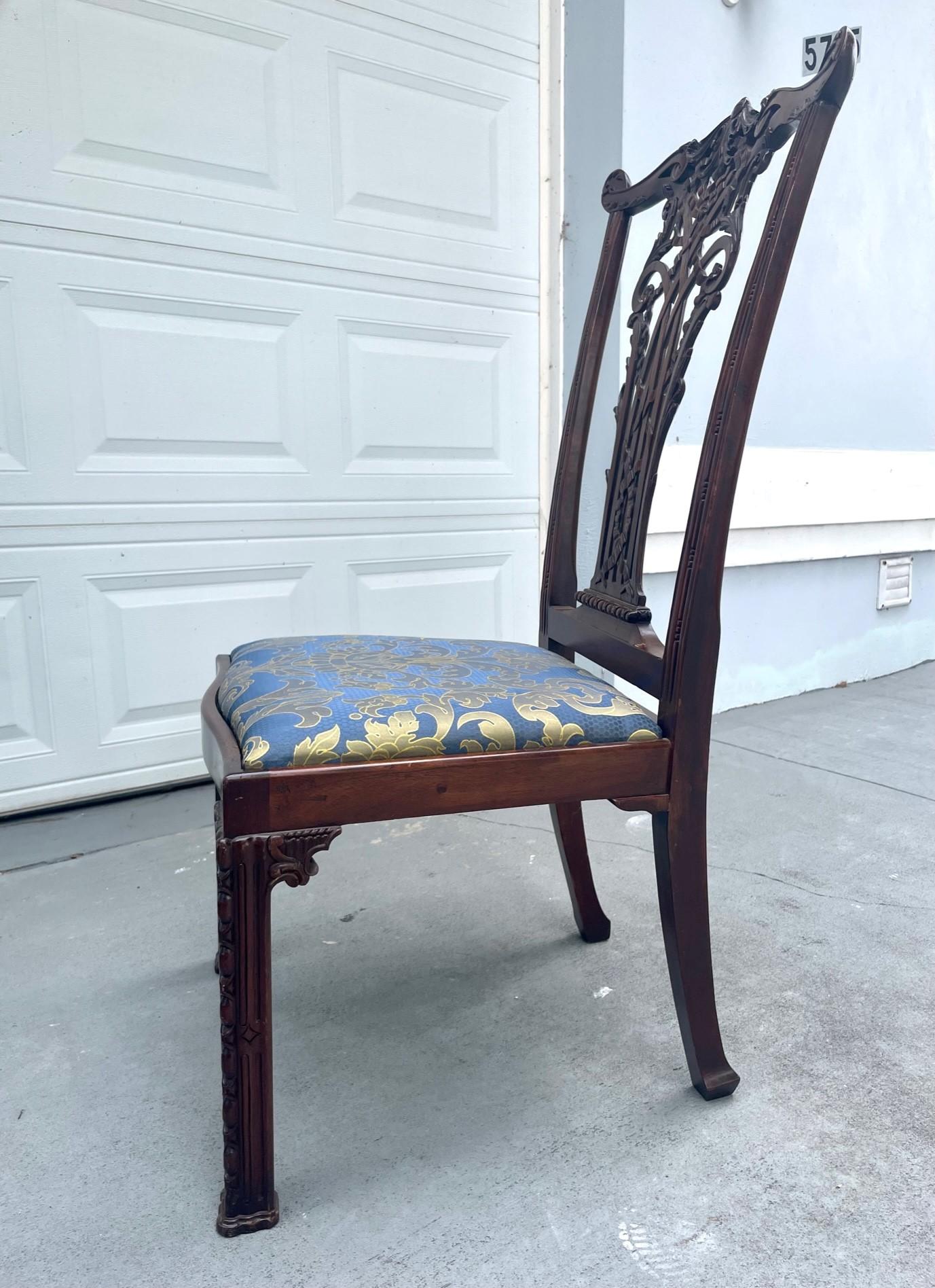 Acajou Paire de chaises d'appoint en acajou de style Chippendale anglais, vers 1890. en vente