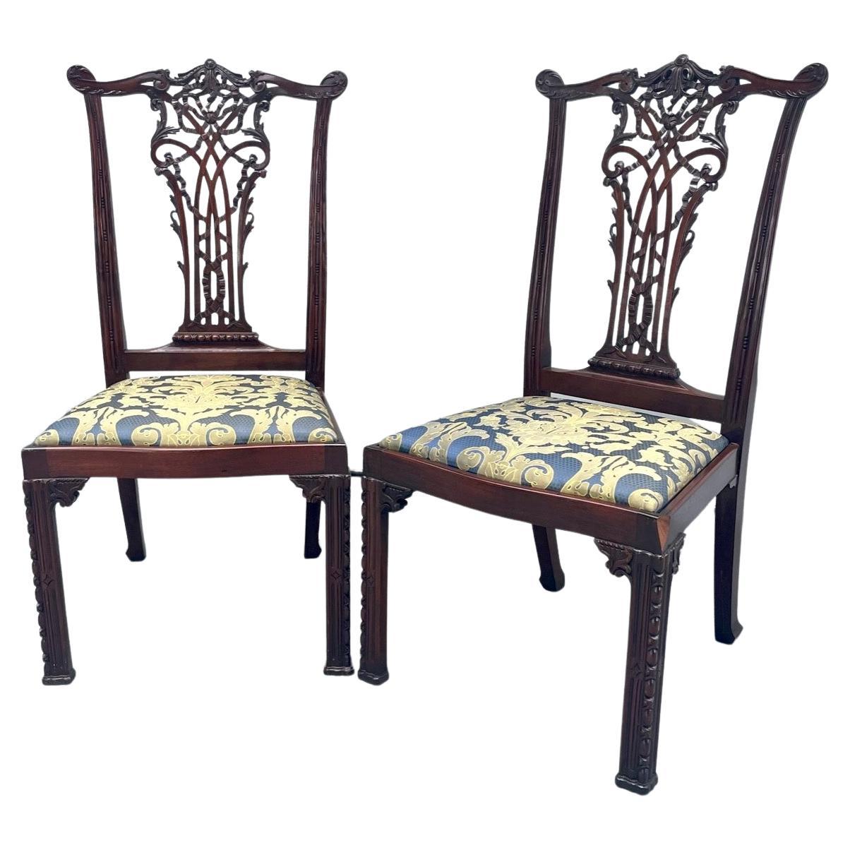 Pareja de sillas auxiliares inglesas Chippendale de caoba, hacia 1890