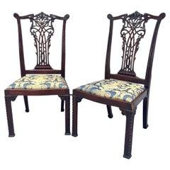 Pareja de sillas auxiliares inglesas Chippendale de caoba, hacia 1890