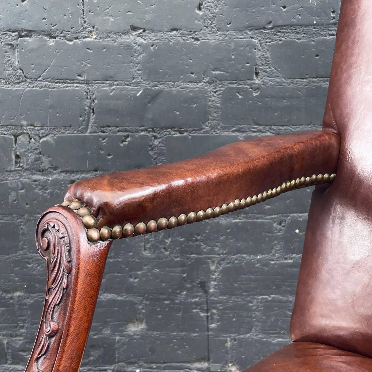 Paire de fauteuils en cuir de style Chippendale anglais de Gainsborough en vente 3