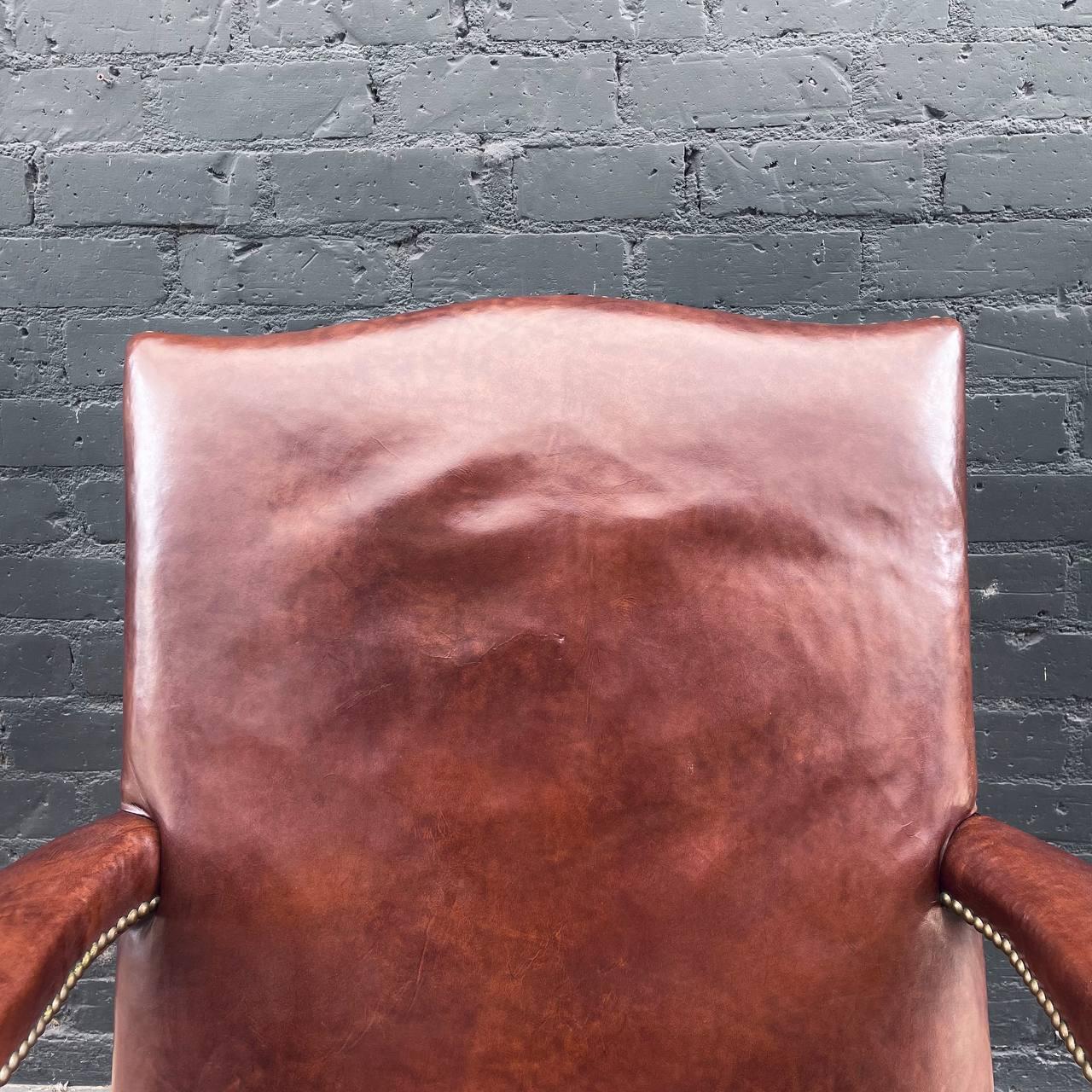 Tissu d'ameublement Paire de fauteuils en cuir de style Chippendale anglais de Gainsborough en vente