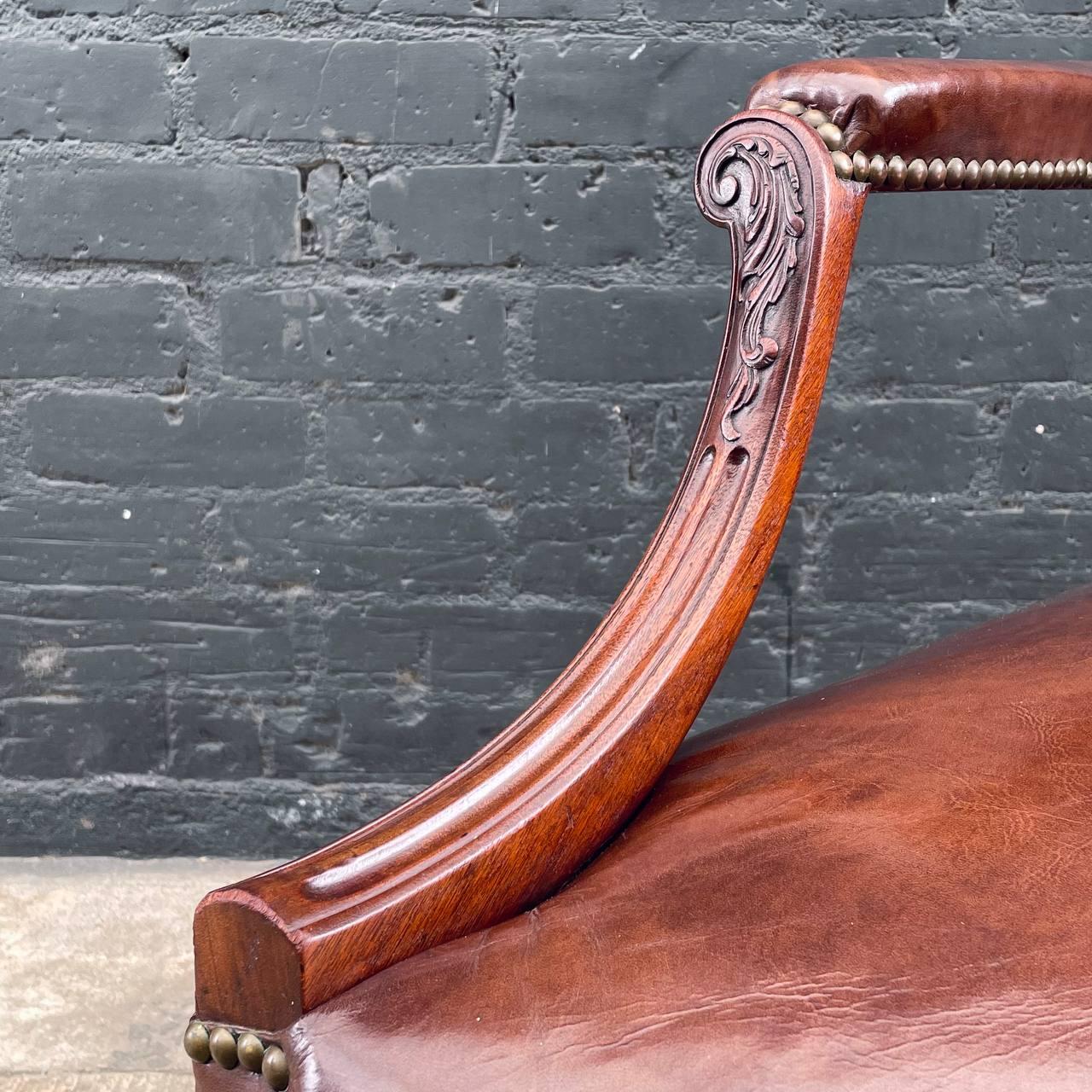 Paire de fauteuils en cuir de style Chippendale anglais de Gainsborough en vente 2