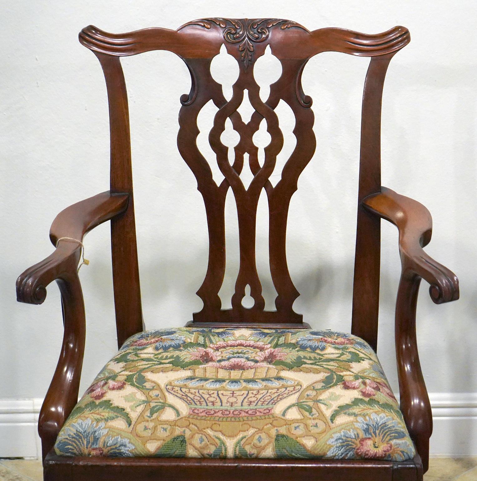 Pair of English Chippendale Style George III Carved Mahogany Armchairs C. 1820 In Good Condition For Sale In Ft. Lauderdale, FL