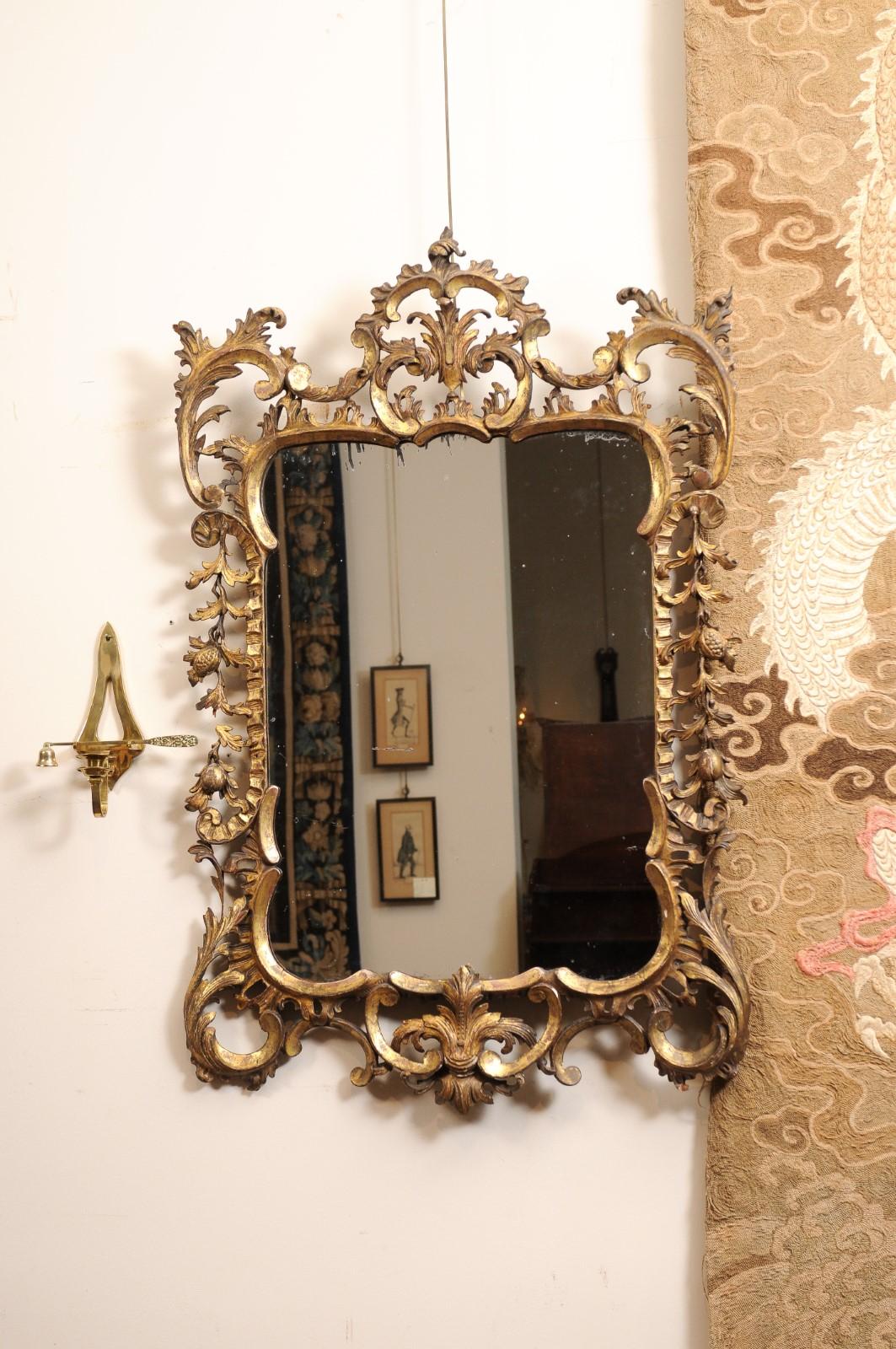 Inglese Coppia di specchi inglesi in legno dorato in stile Chippendale, inizio XX secolo in vendita