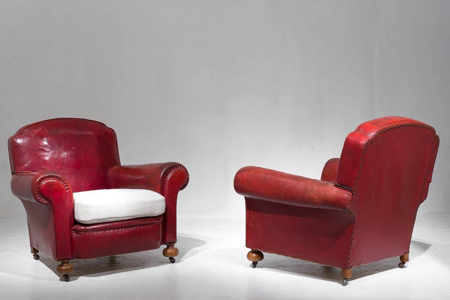 Pair of English club armchairs in original red leather, circa 1910

Measure: Seat height 44 cm.