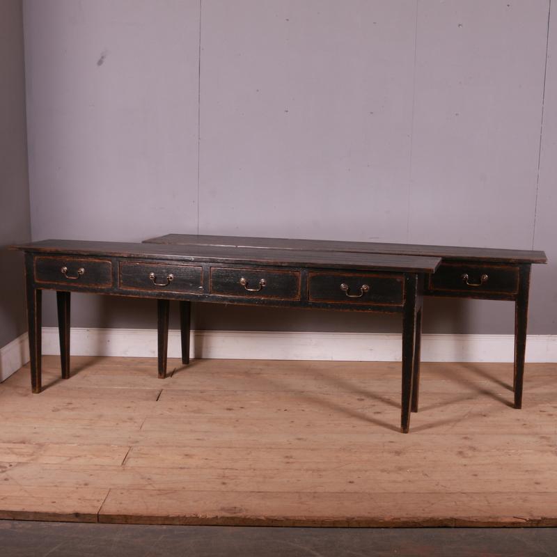 Bonne paire de serveurs / tables consoles anglaises à 4 tiroirs du C.I.C.. 1840.

Référence : 7240

Dimensions
81,5 pouces (207 cm) de large
15 pouces (38 cm) de profondeur
30 pouces (76 cms) de hauteur.