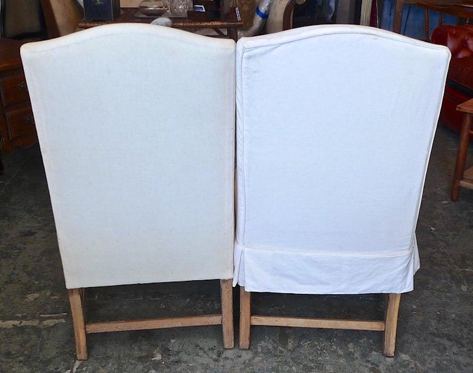 Paire de chaises d'appoint anglaises contemporaines de style géorgien. Abîmé - En vente à Santa Monica, CA