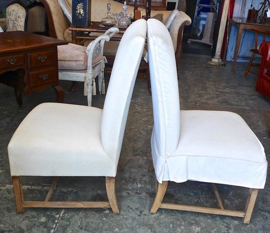Tissu Paire de chaises d'appoint anglaises contemporaines de style géorgien. en vente