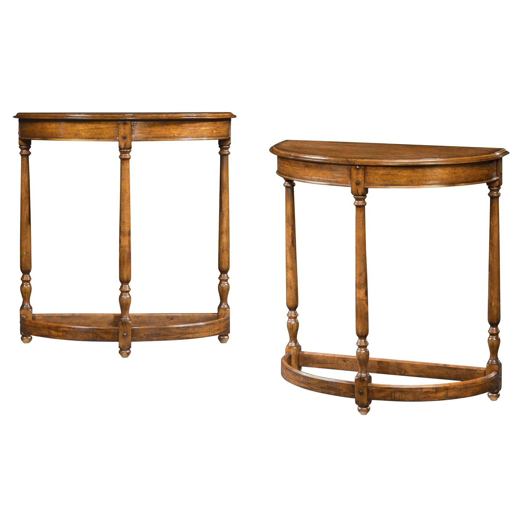 Paire de consoles Demilune de style campagnard anglais