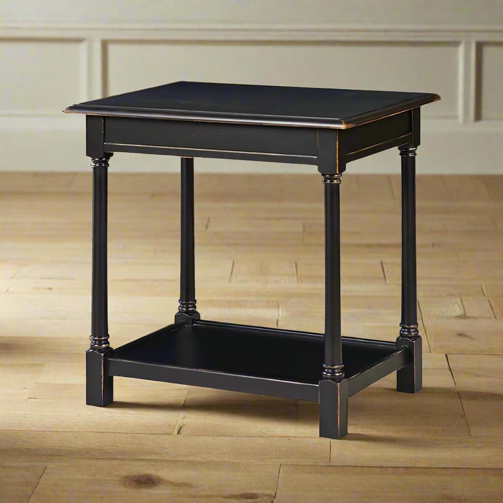 Une pièce étonnante qui capture l'essence du design anglais classique. Cette table d'appoint présente des pieds tournés et fuselés qui soutiennent gracieusement un plateau rectangulaire à bord mouluré, évoquant l'élégance du style William and