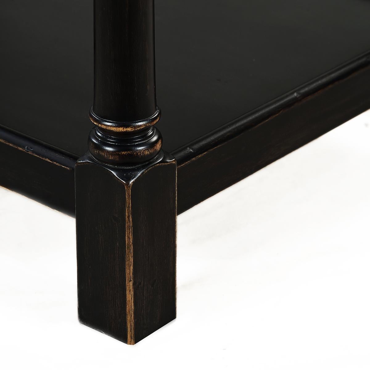 Vietnamien Paire de tables d'appoint anglaises en vente