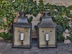 Paar englische Landhaus-Wandlaternen aus Messing mit Glastüren, um 1900