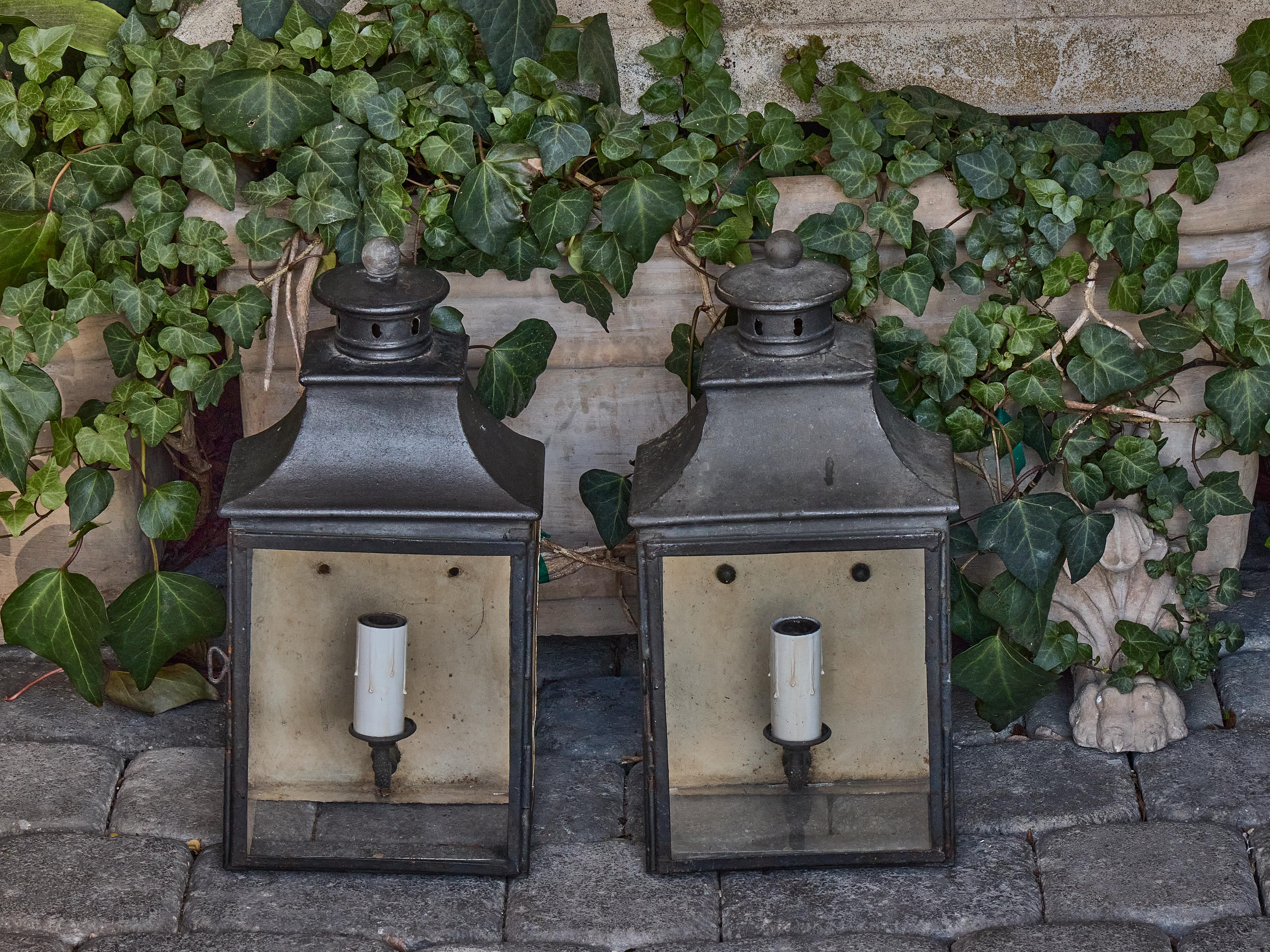 Pair of English Country House Brass Wall Lanterns with Glass Doors, circa 1900 In Good Condition For Sale In Atlanta, GA