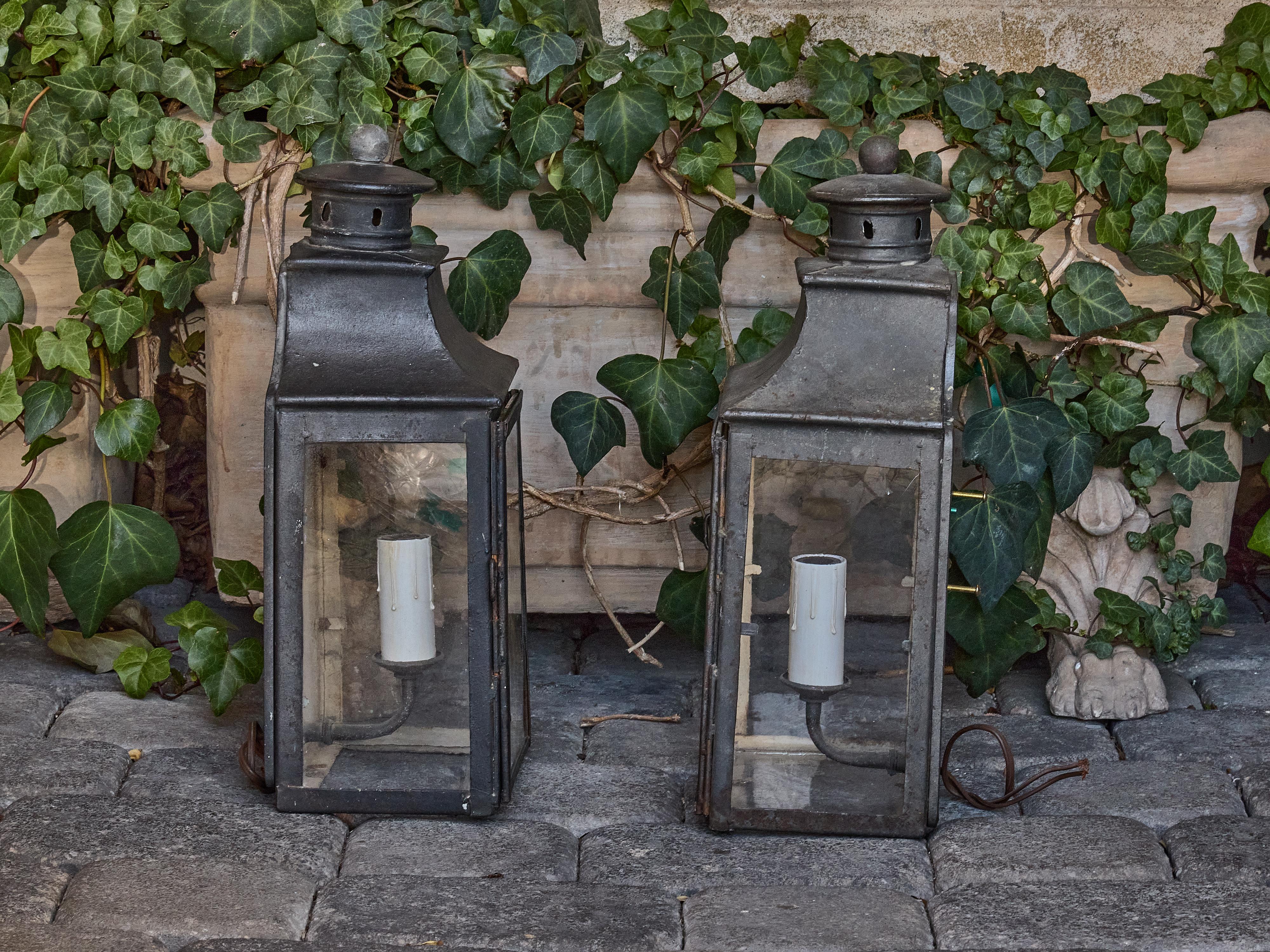 20th Century Pair of English Country House Brass Wall Lanterns with Glass Doors, circa 1900 For Sale