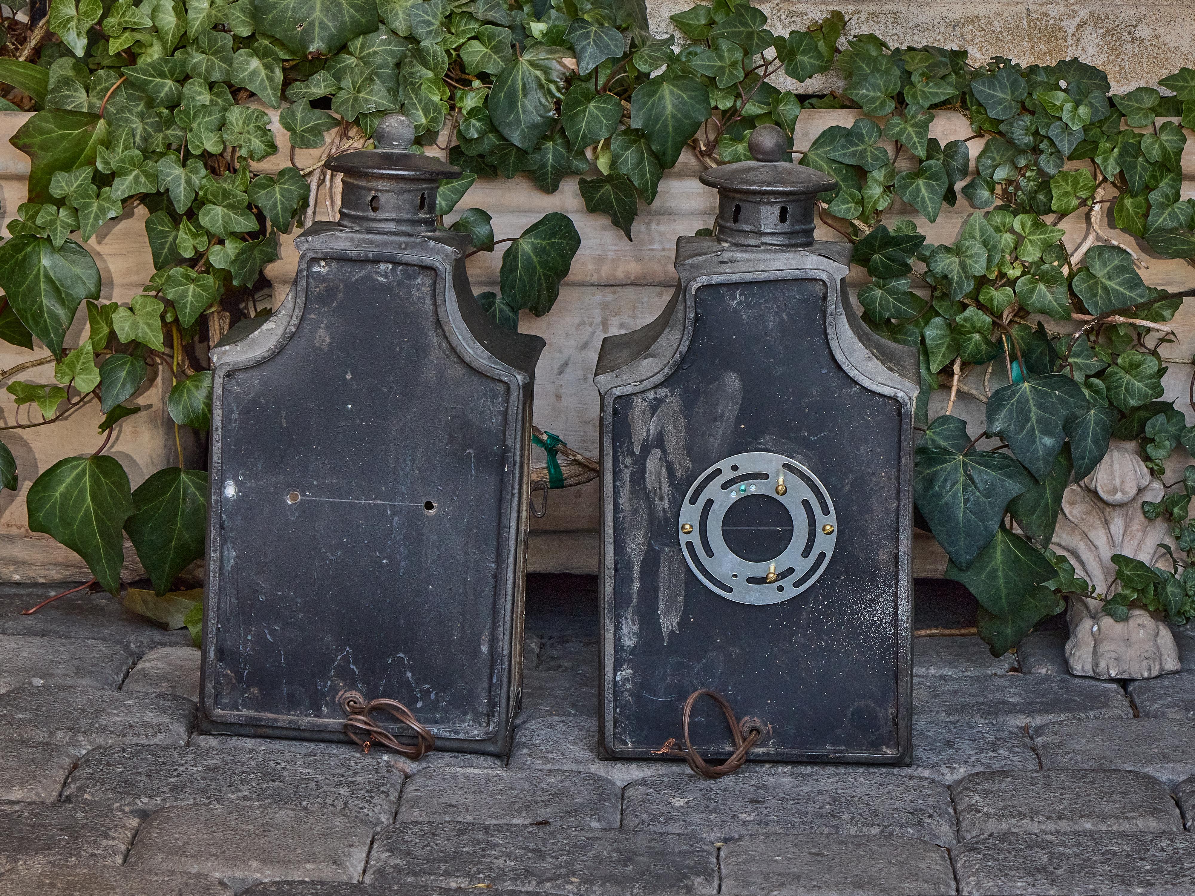 Pair of English Country House Brass Wall Lanterns with Glass Doors, circa 1900 For Sale 1