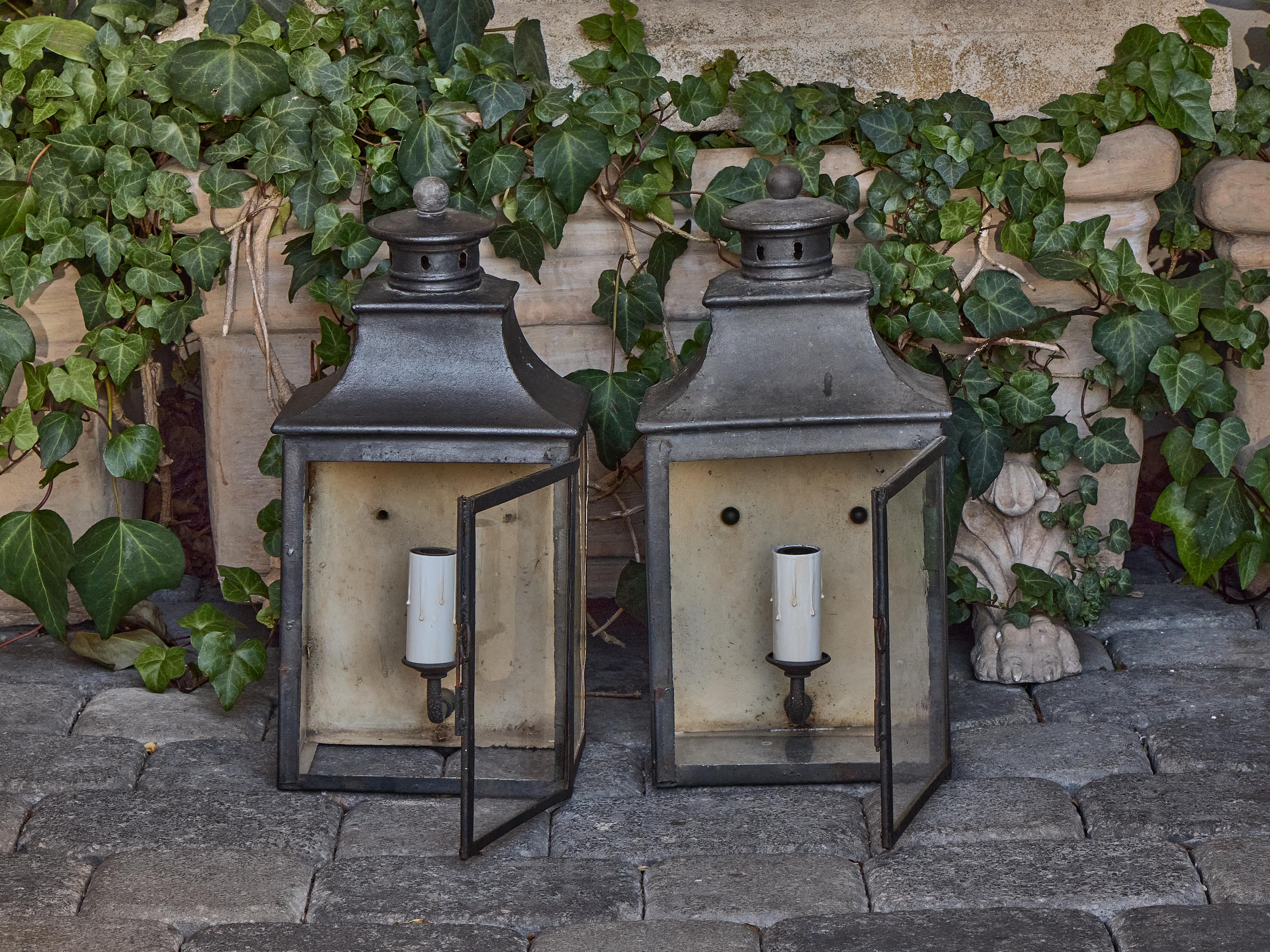 Pair of English Country House Brass Wall Lanterns with Glass Doors, circa 1900 For Sale 3
