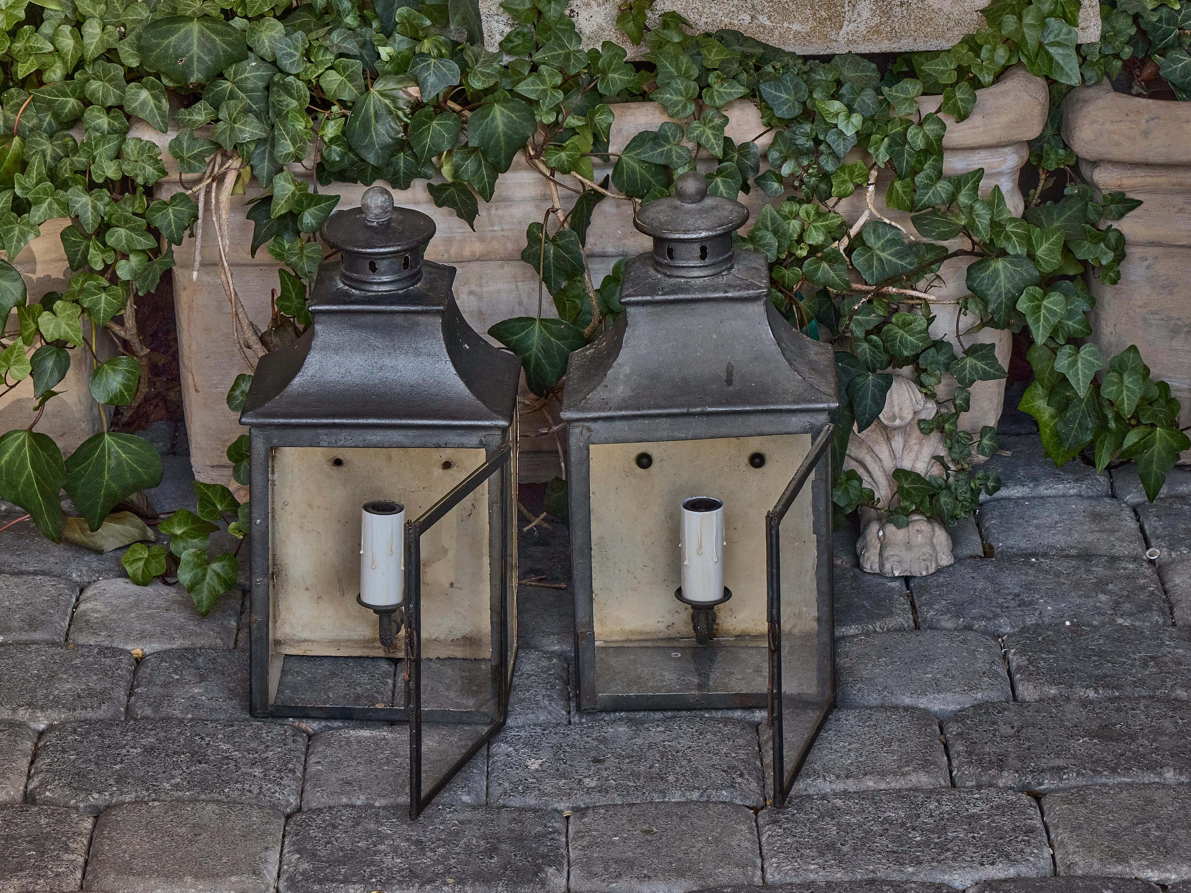Pair of English Country House Brass Wall Lanterns with Glass Doors, circa 1900 For Sale 4