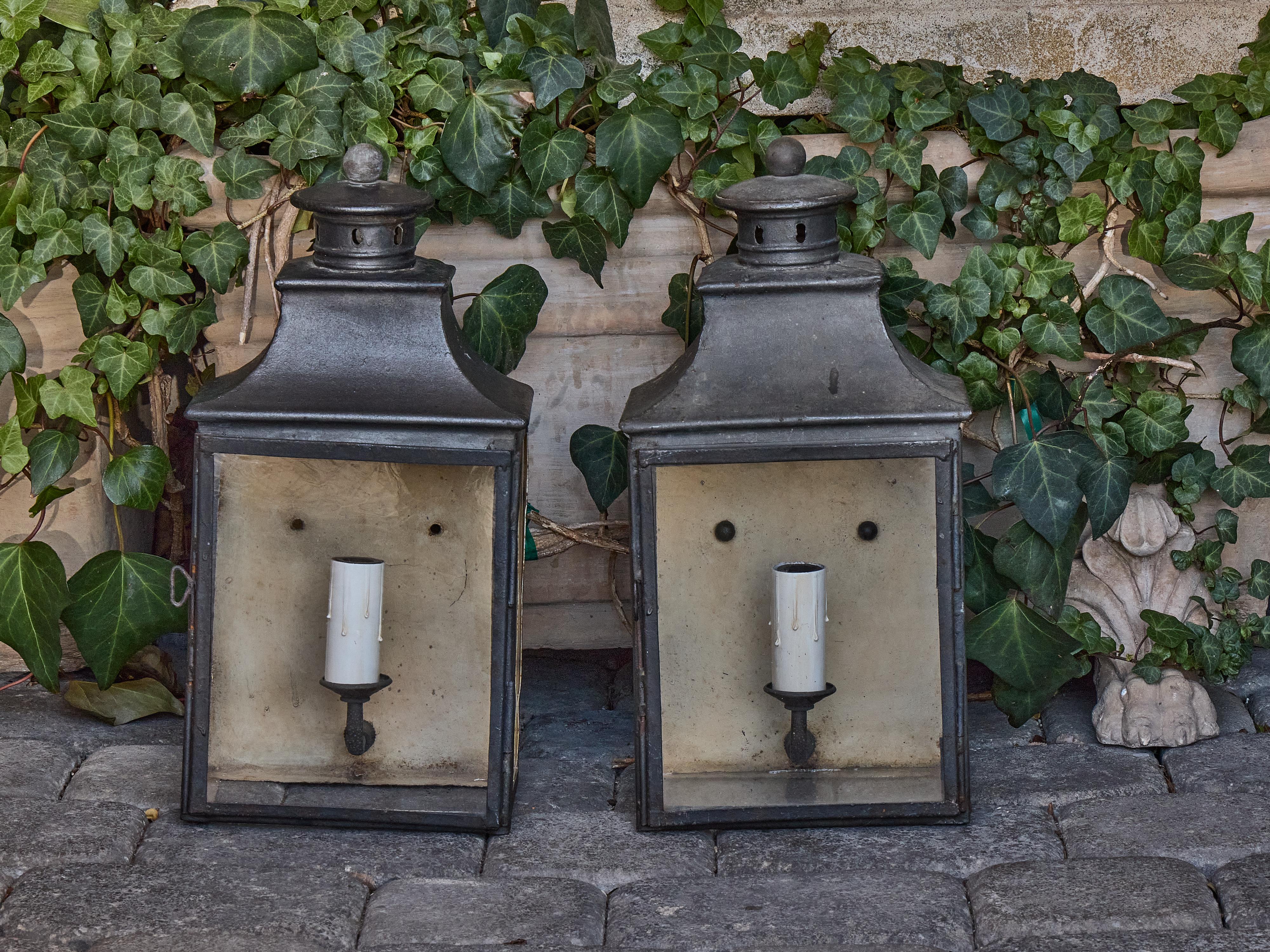 Pair of English Country House Brass Wall Lanterns with Glass Doors, circa 1900 For Sale 5