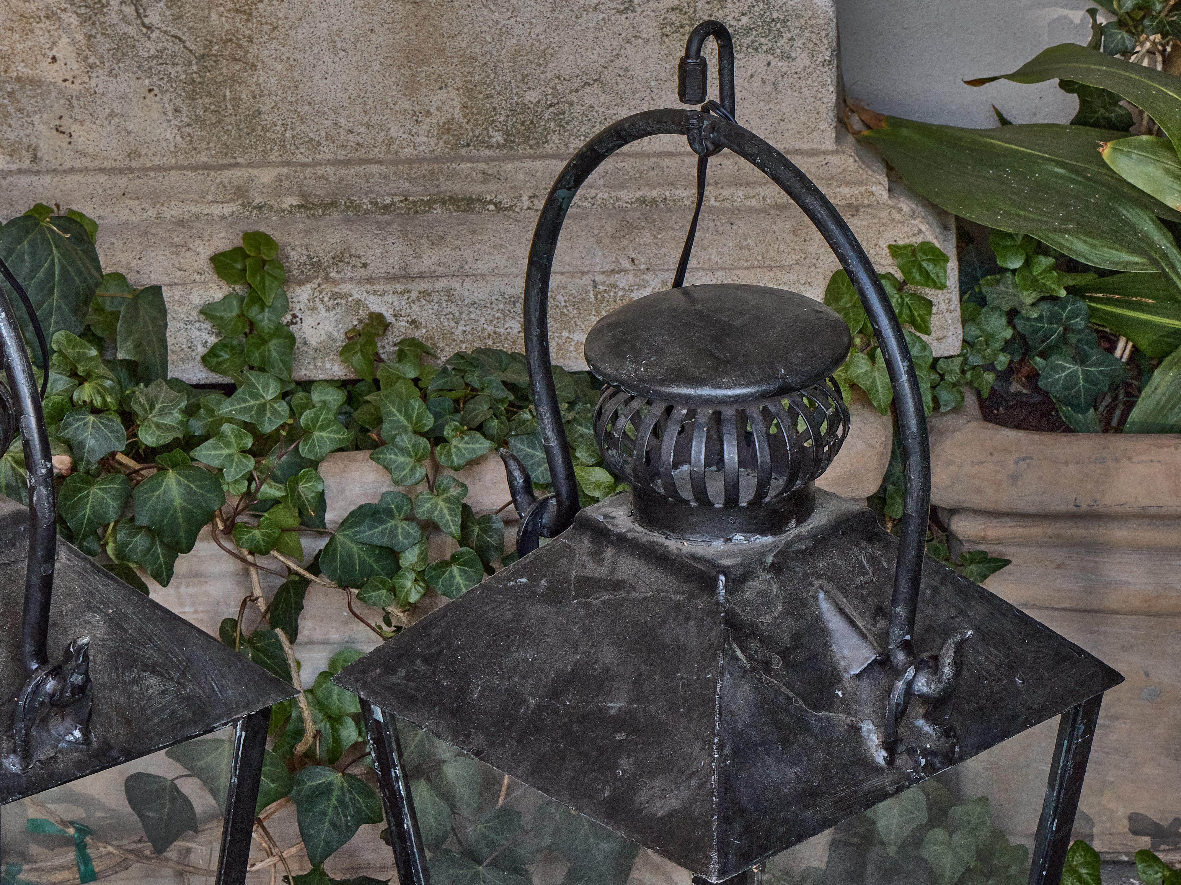 20ième siècle Paire de lanternes en fer de The Glass House avec panneaux de verre, non câblées en vente