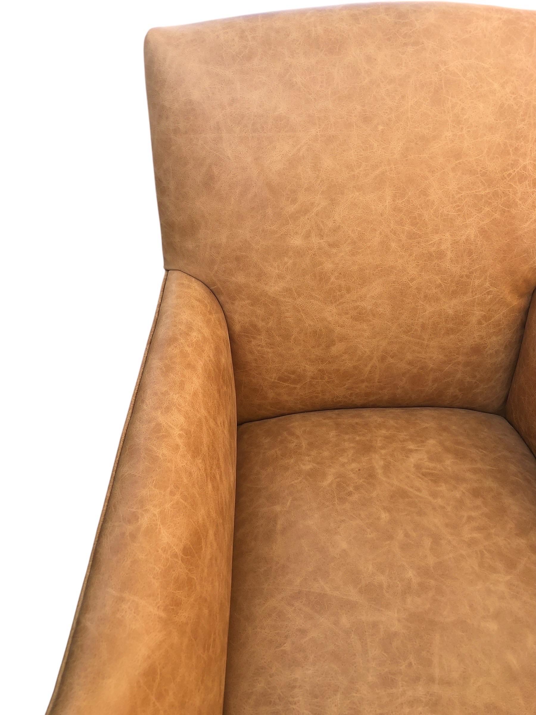 Paire de fauteuils club en cuir de style maison de campagne anglaise. Les chaises reposent sur des pieds en bois de forme carrée et effilée, avec des roulettes en laiton. Nouvellement recouvert de cuir brun.
N'hésitez pas à nous contacter pour