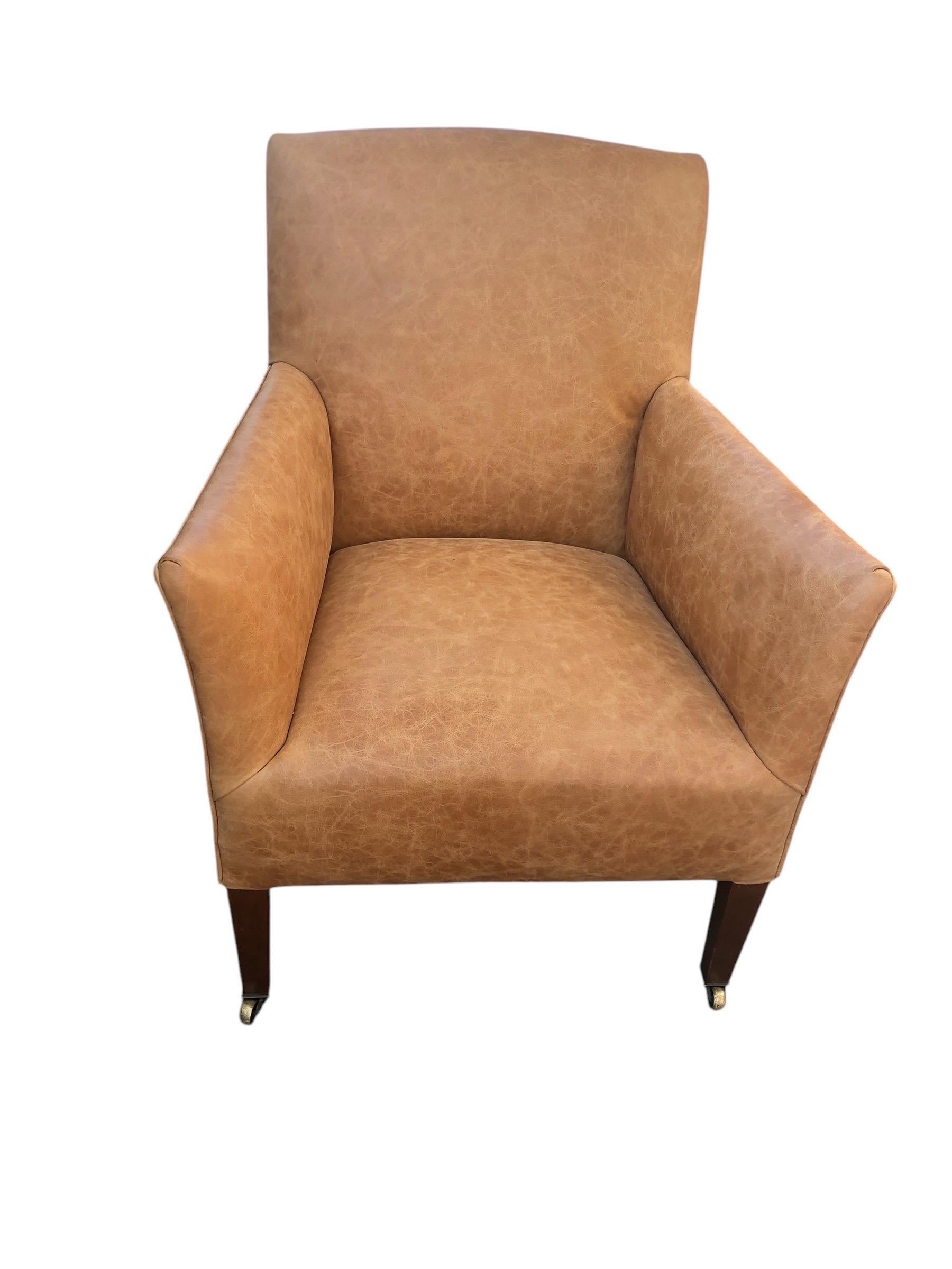 Anglais Paire de fauteuils club en cuir de style maison de campagne anglaise en vente