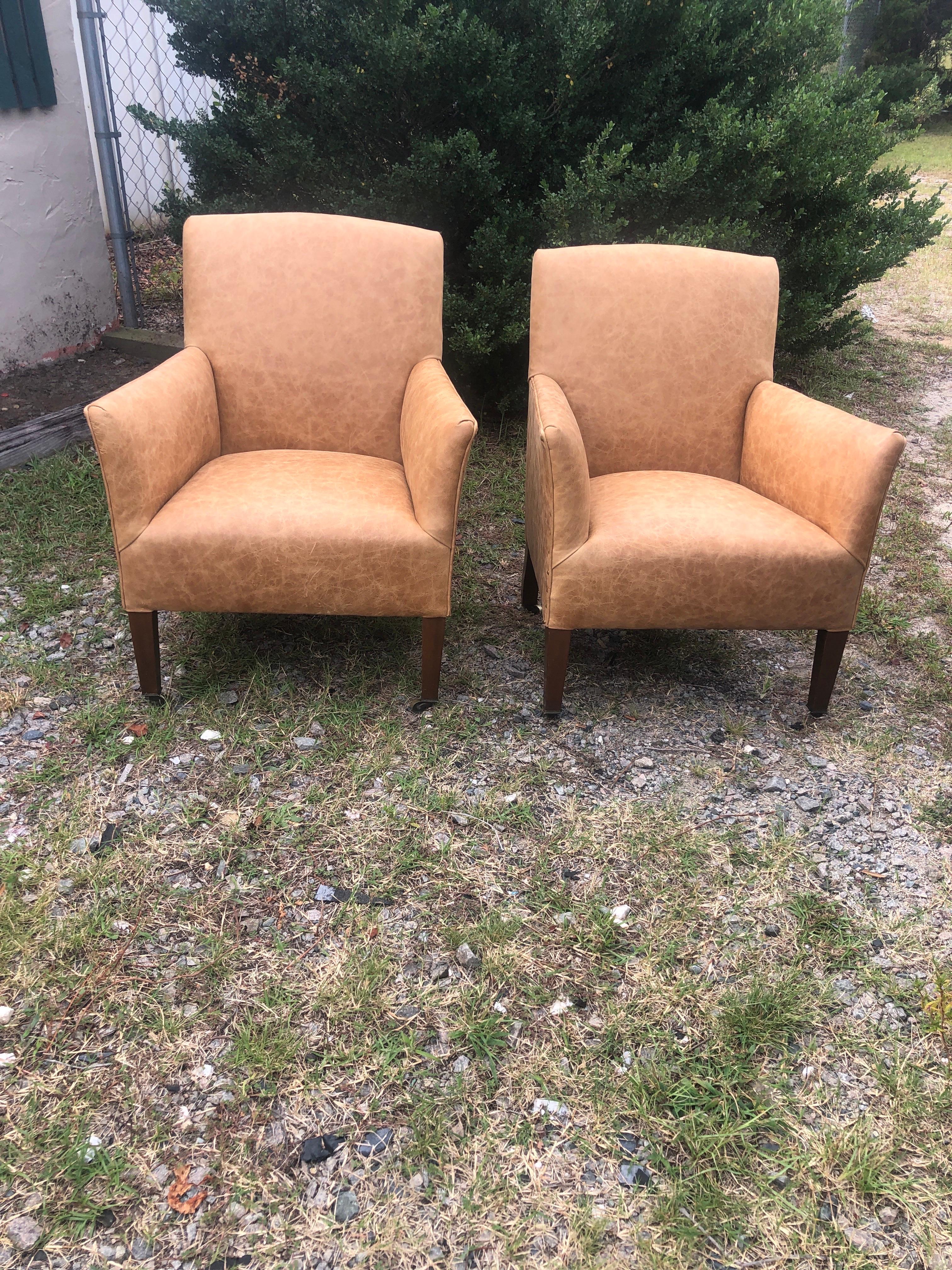 Paire de fauteuils club en cuir de style maison de campagne anglaise Bon état - En vente à Chapel Hill, NC